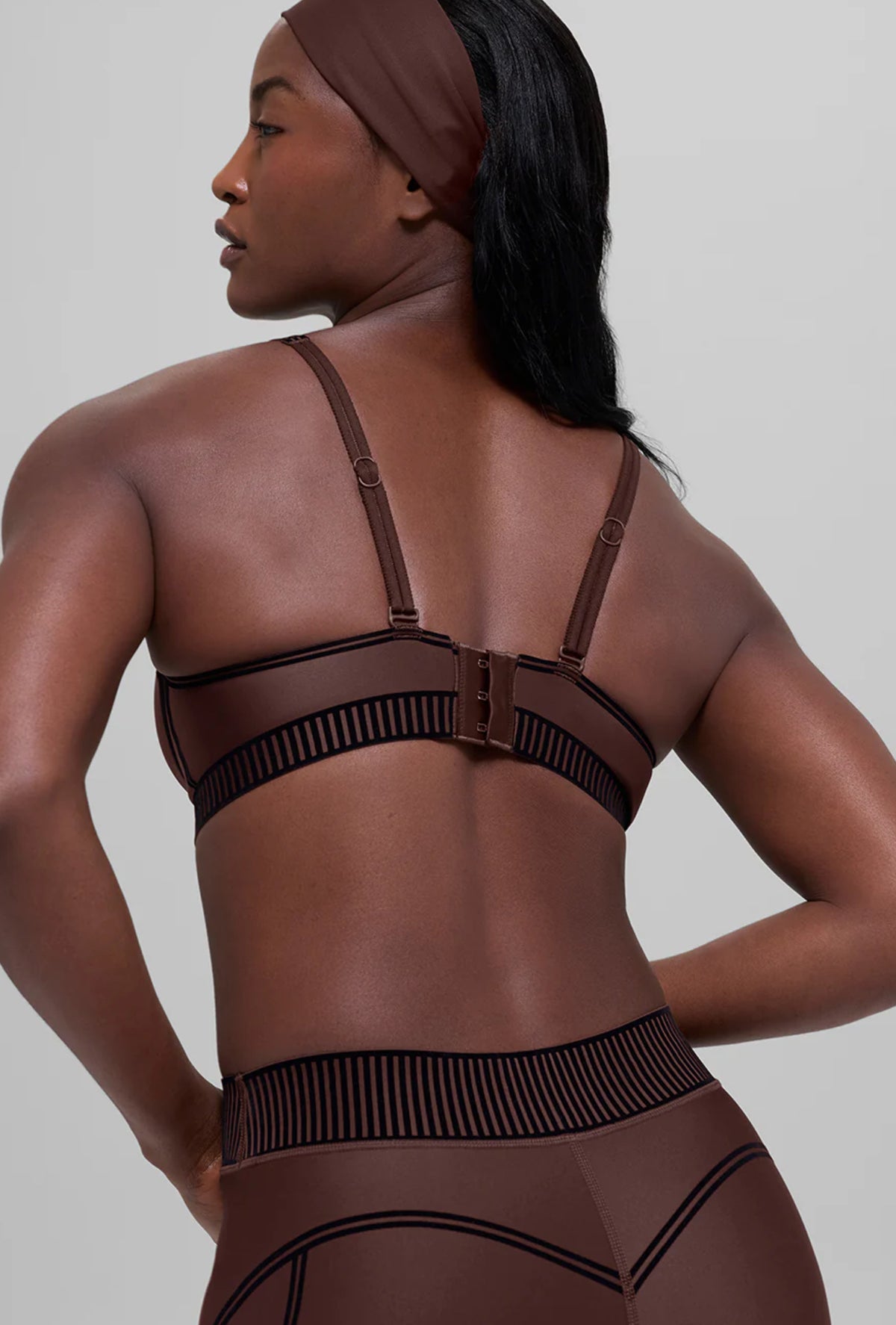 Conjunto Alo yoga terciopelo cafe