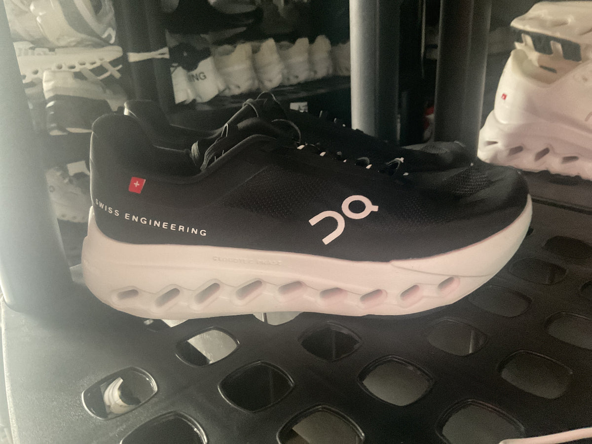 Tenis on Cloud Surfer negro suela blanca
