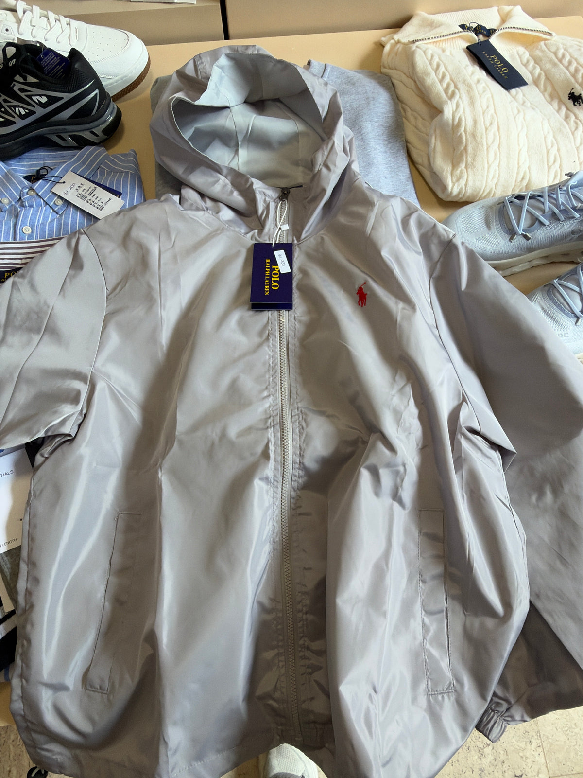 Polo rompe vientos gris