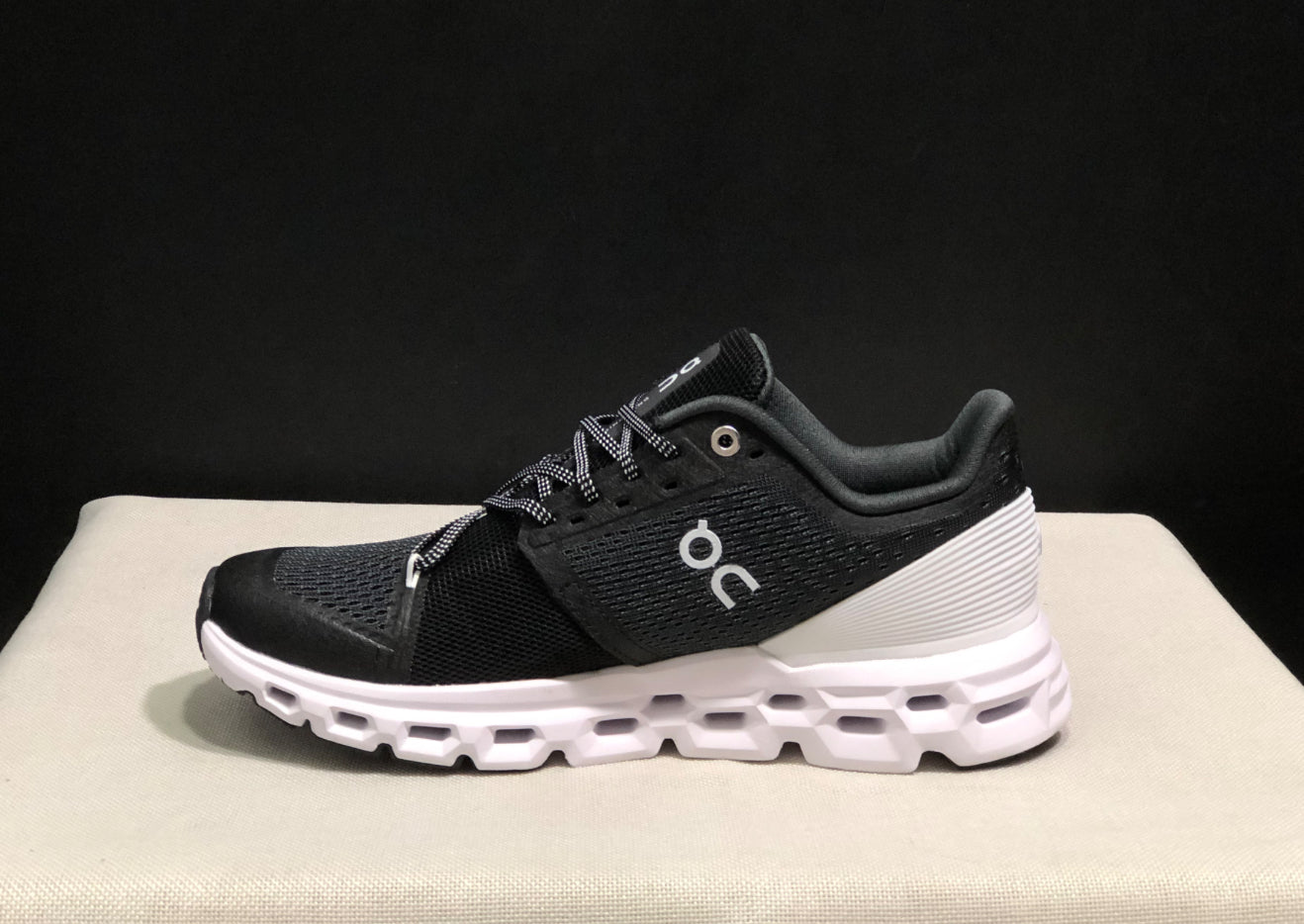 Flayer negro talón blanco