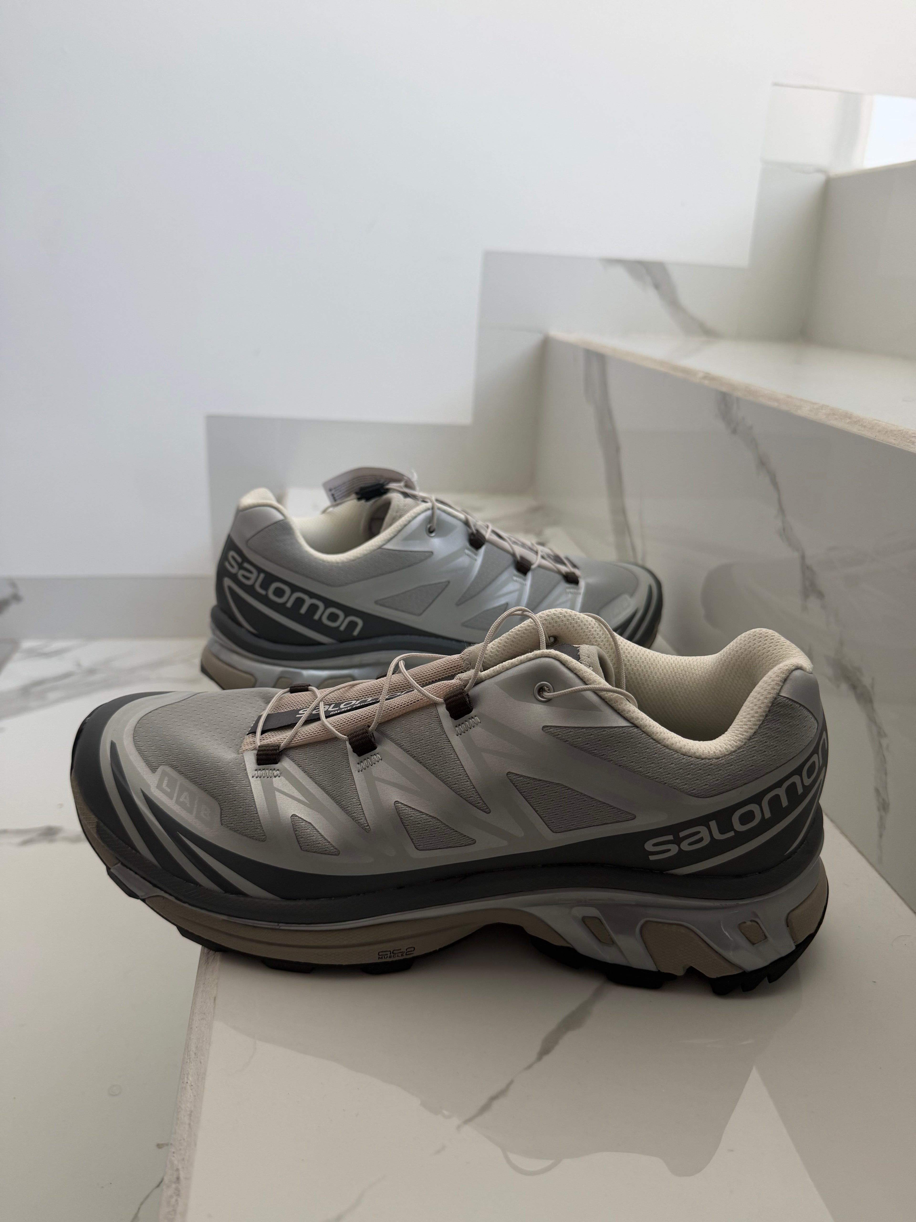 Tenis Salomon gris claro