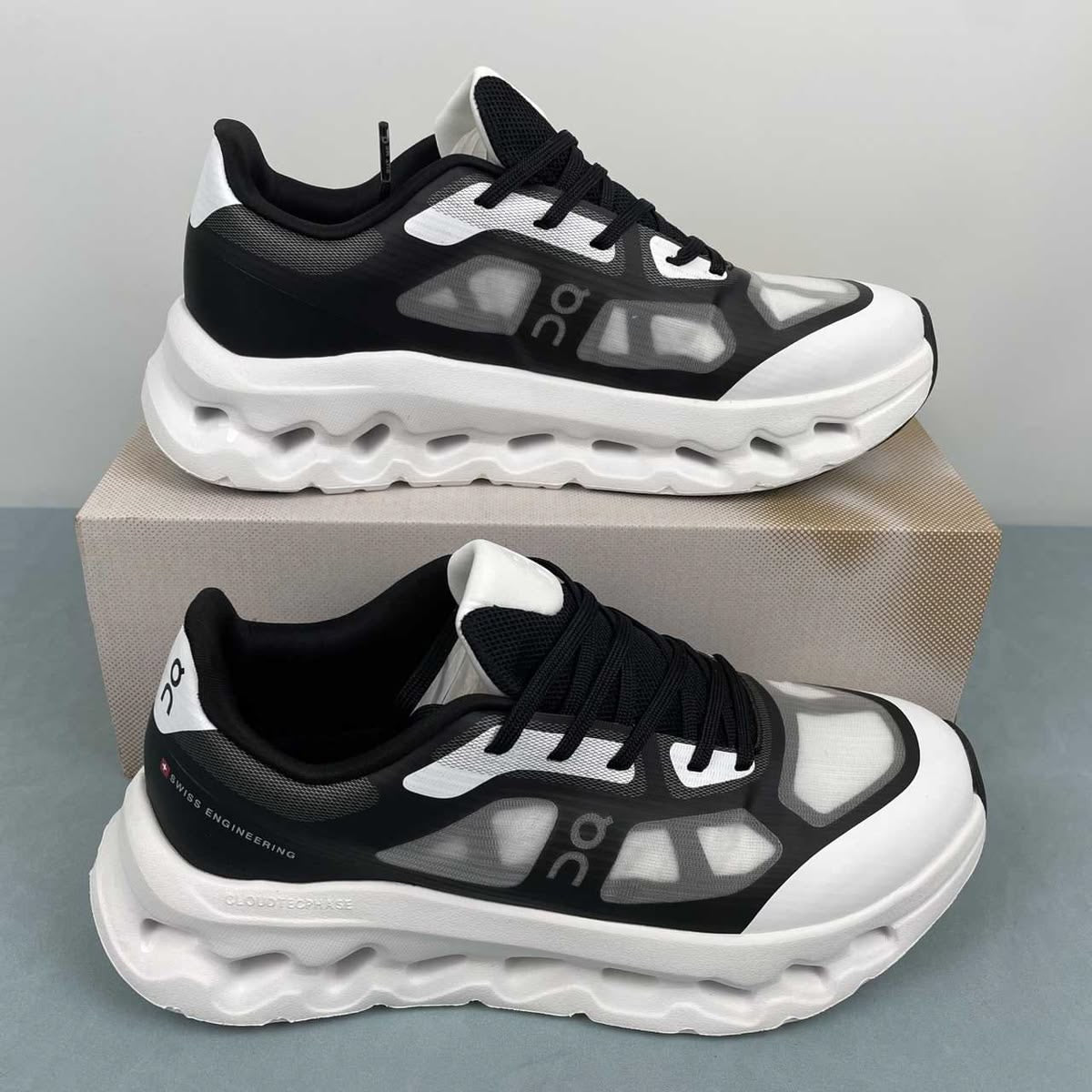 Tenis on Cloud TiLt remix blanco negro