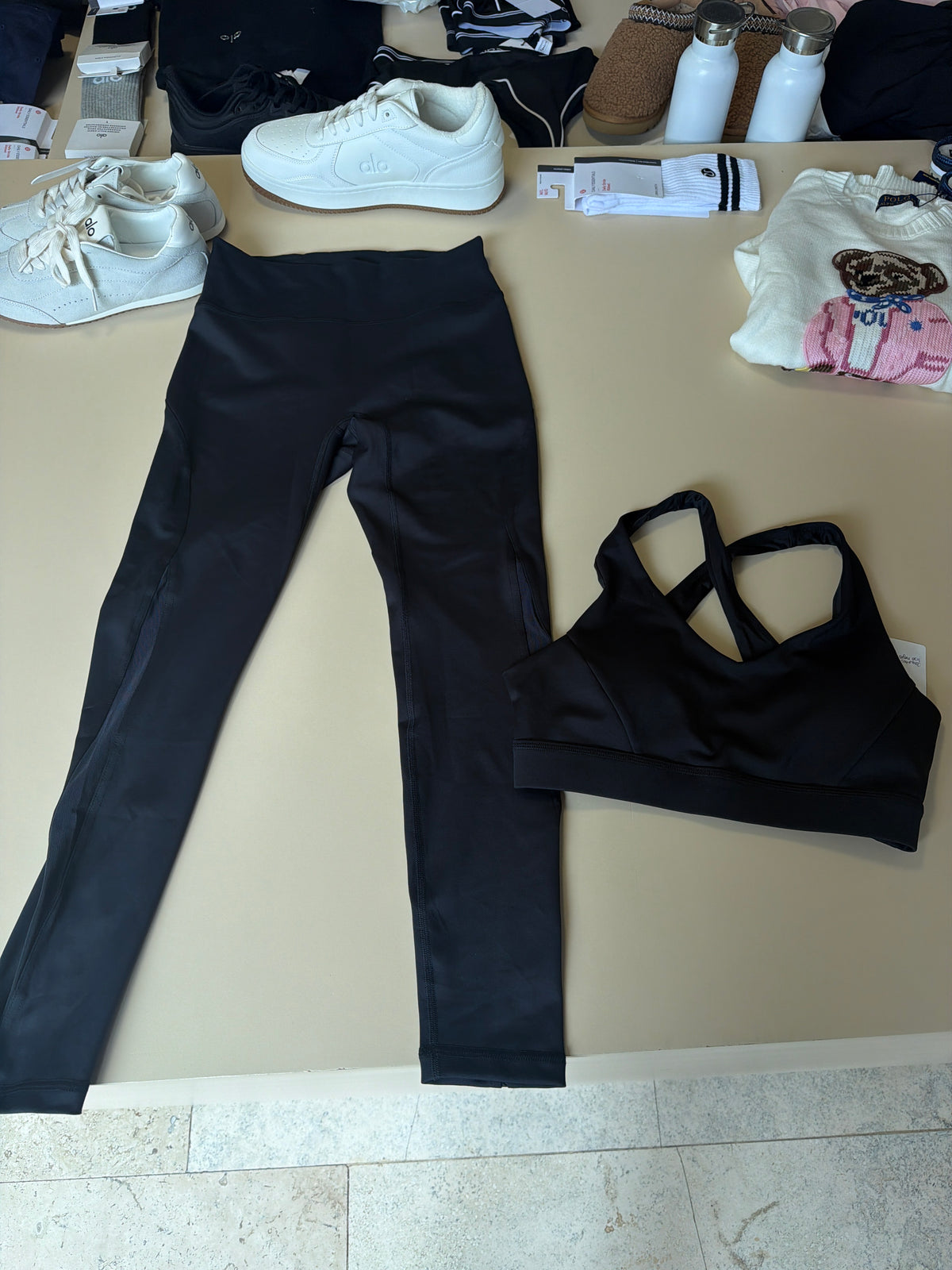Conjunto Alo yoga liso negro Leggin y top