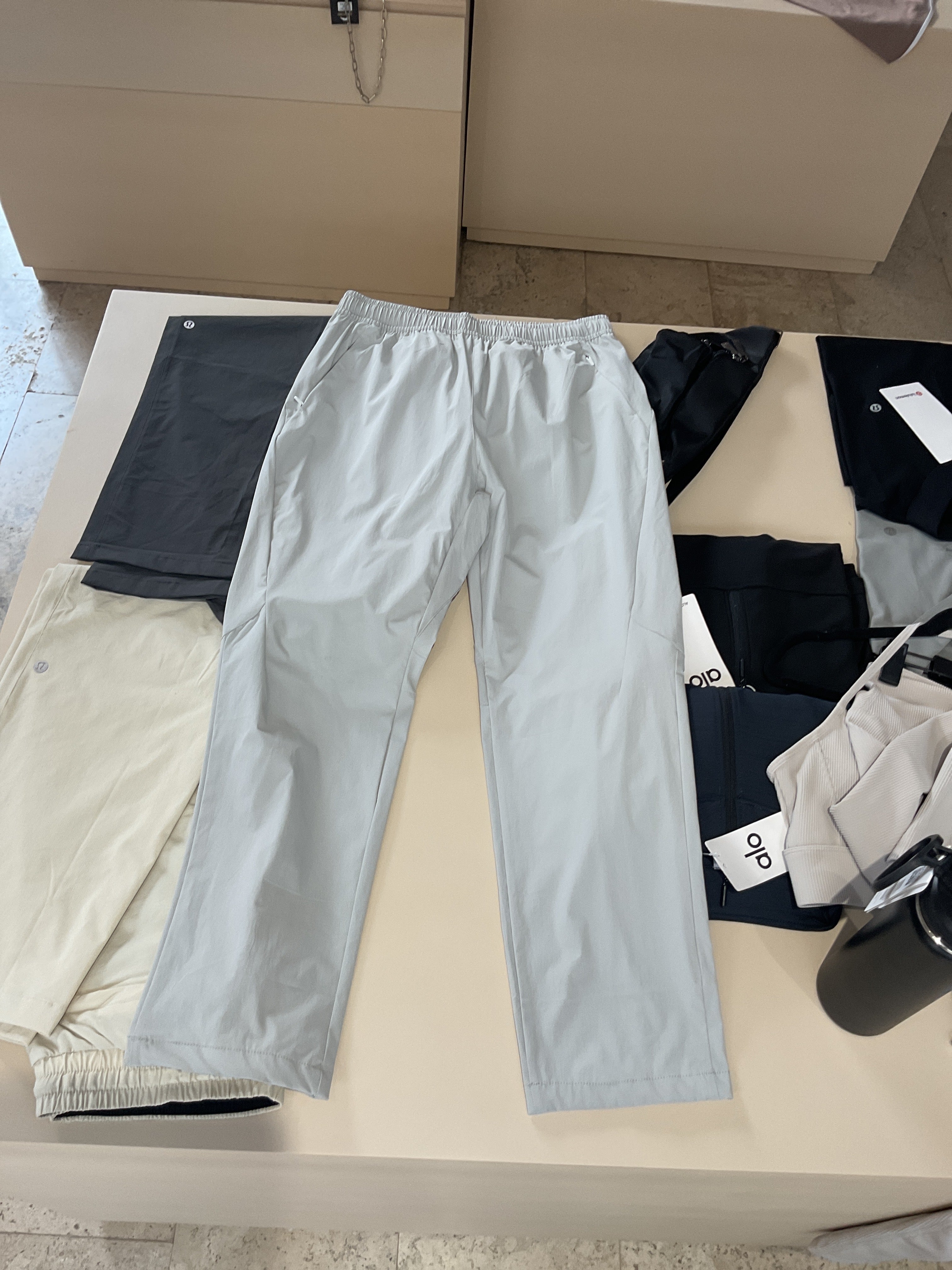 Pants Alo yoga gris caballero