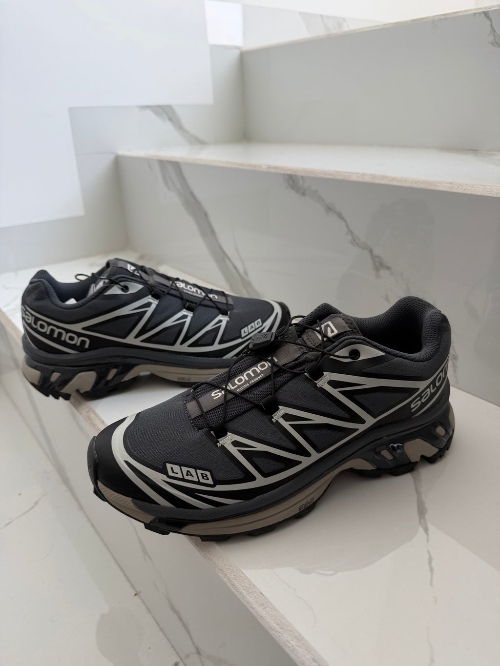 Tenis salomon negro con gris