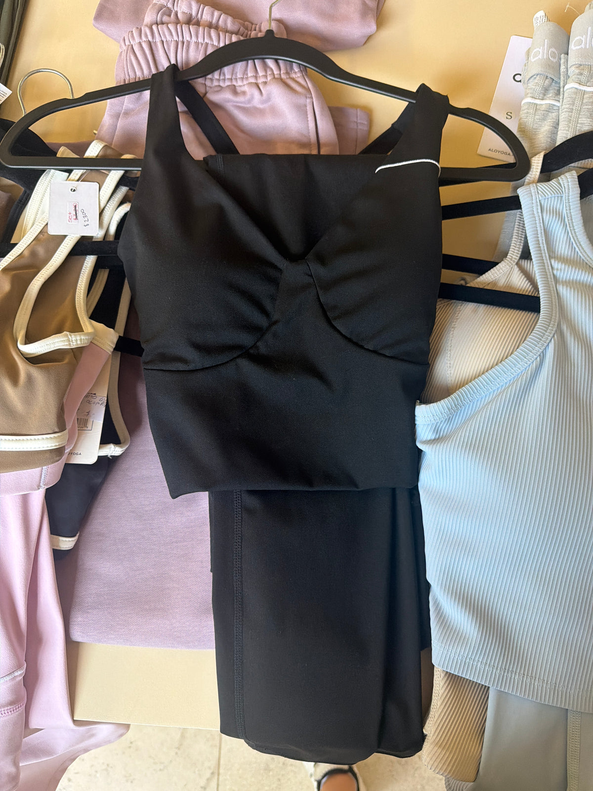 Conjunto Alo yoga liso negro