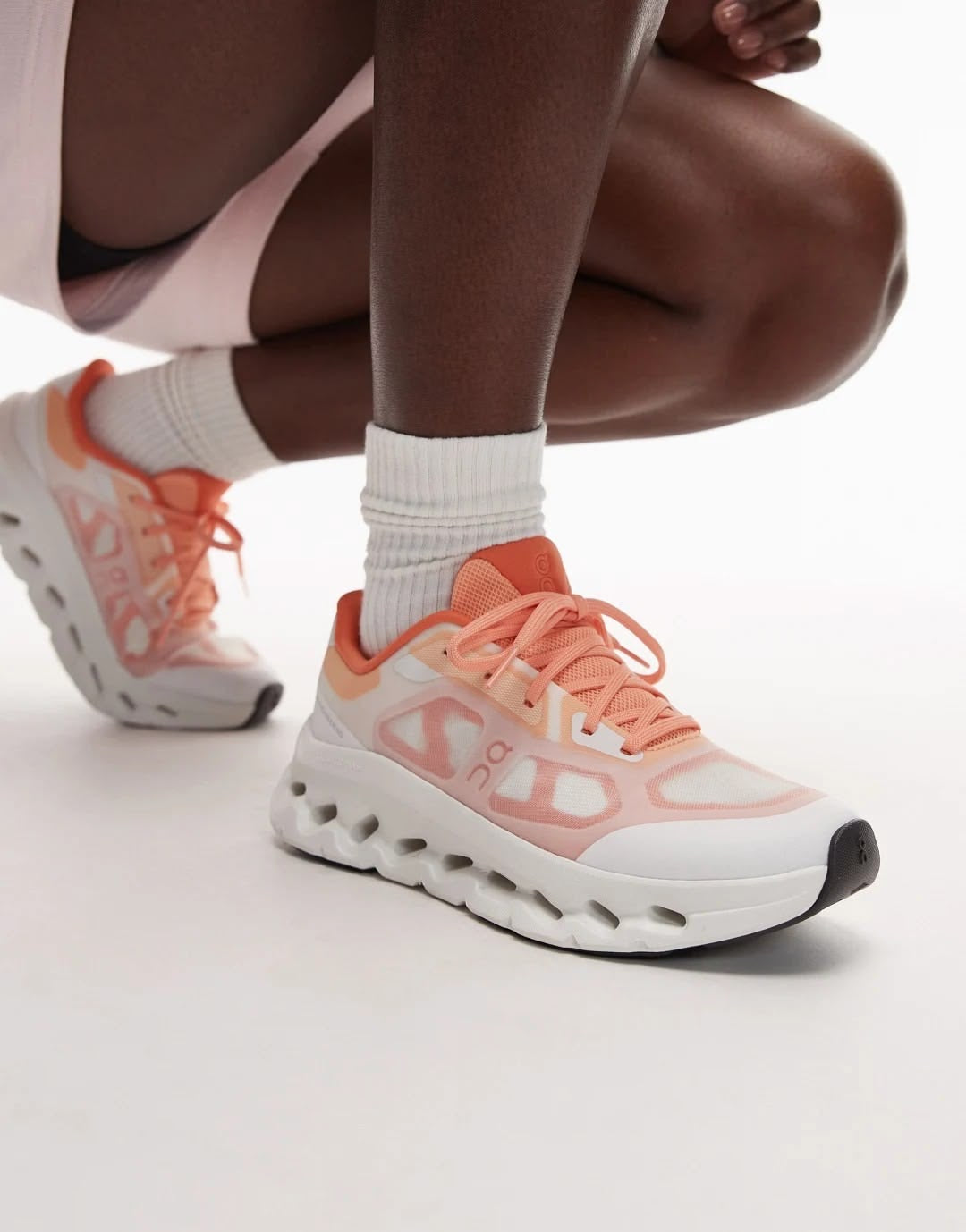 Tenis on Cloud TiLt remix naranja