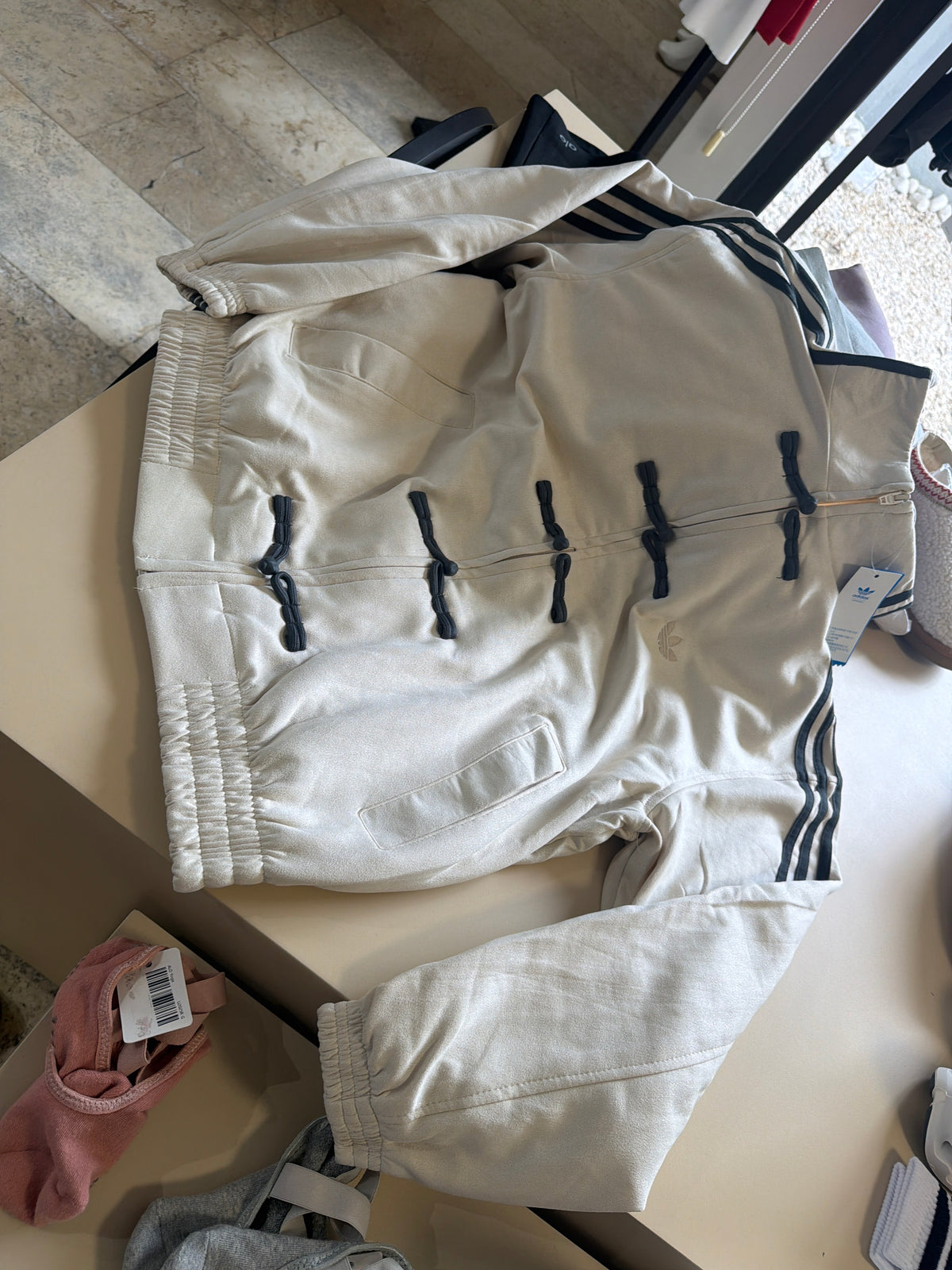 Chamarra Adidas beige
