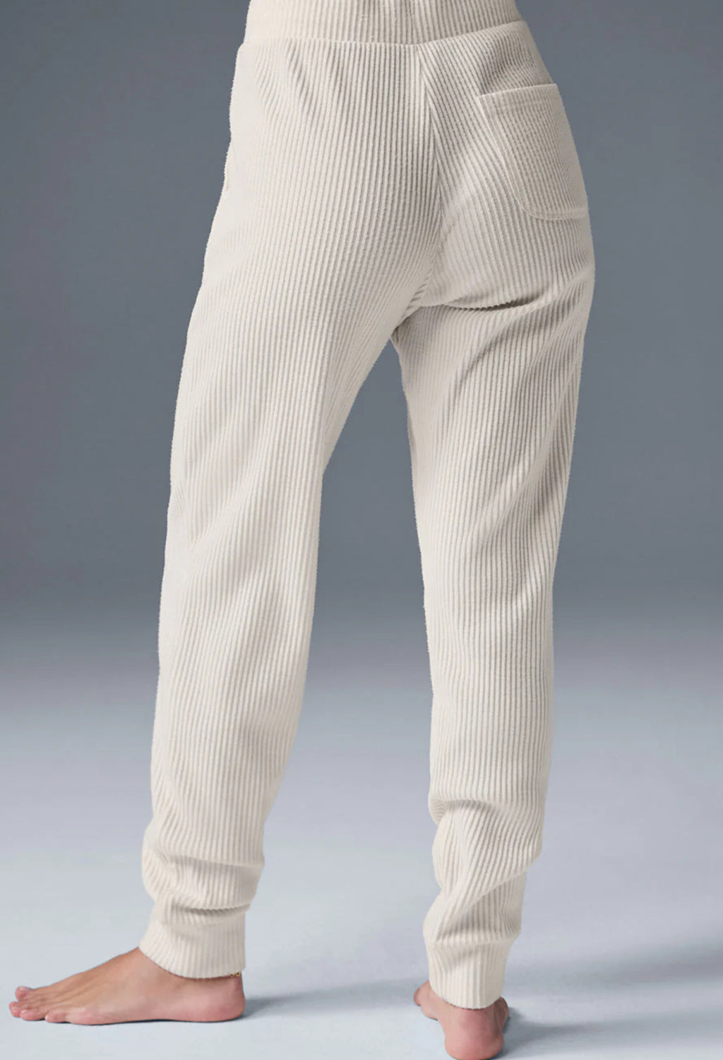Conjunto Alo yoga pants y suéter rayas beige