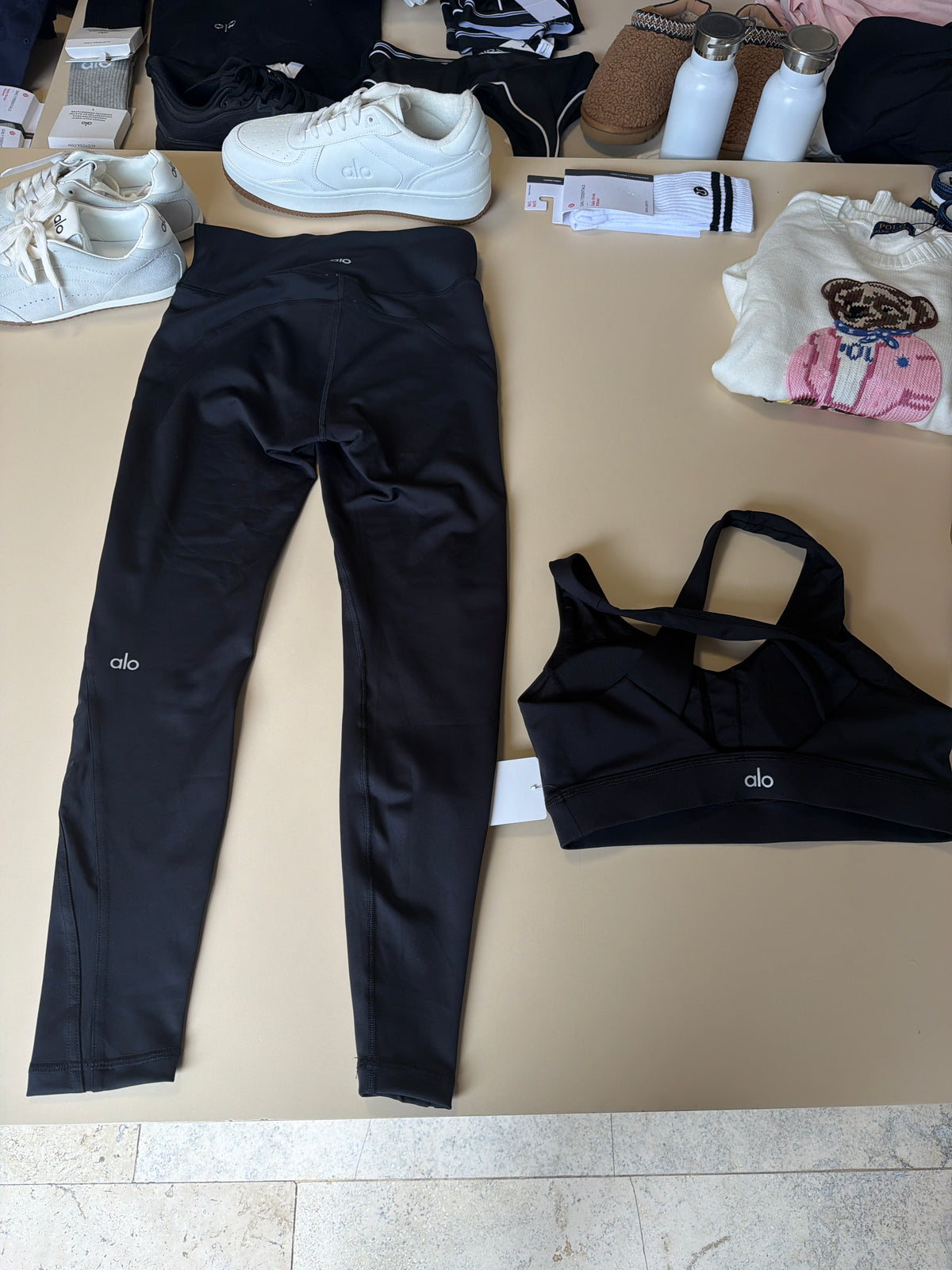 Conjunto Alo yoga liso negro Leggin y top