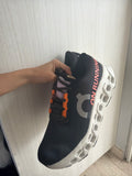Tenis on Cloud Monster negro con naranja