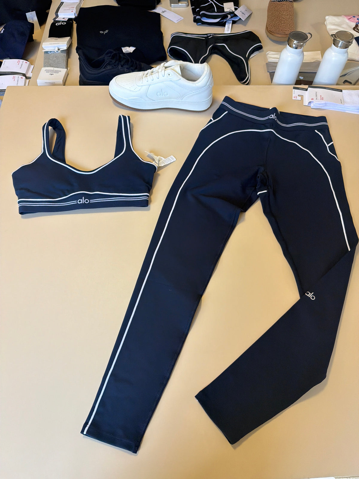 Conjunto Alo yoga líneas azul marino