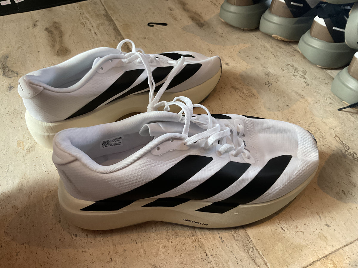 Tenis Adizero blanco suela beige