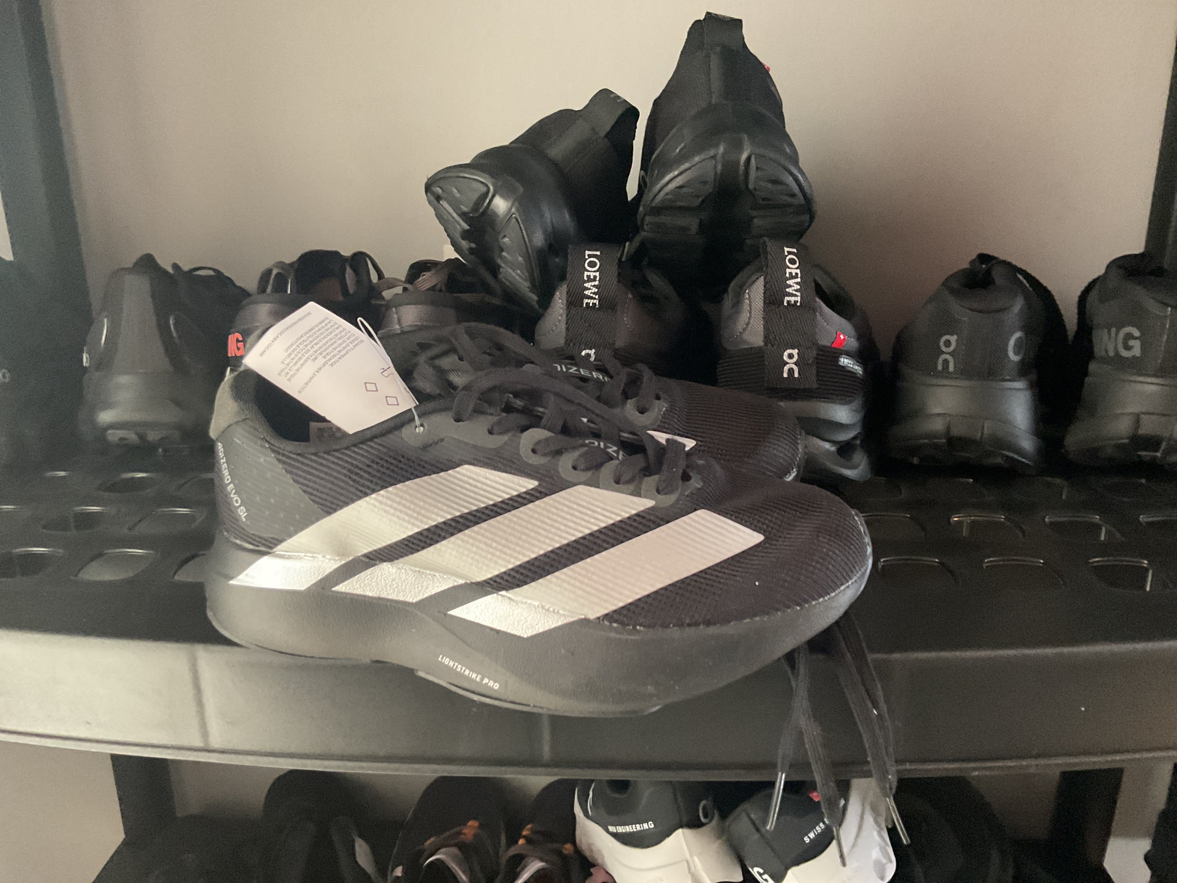 Tenis Adizero negro franjas plata