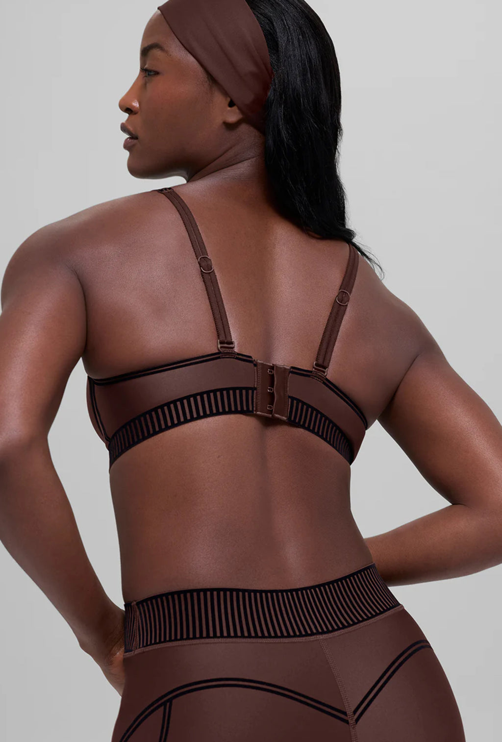 Conjunto Alo yoga terciopelo café