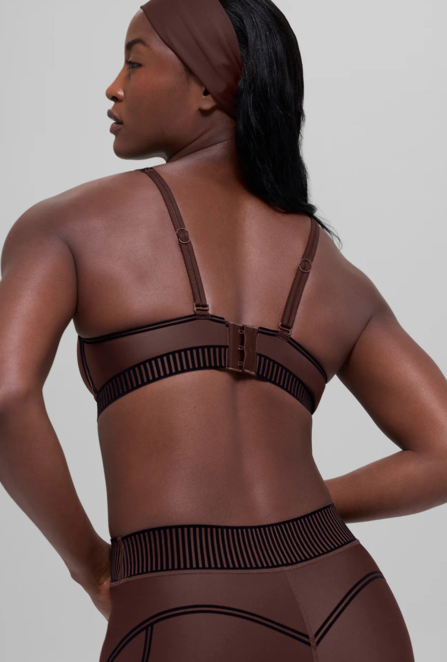 Conjunto Alo yoga terciopelo café