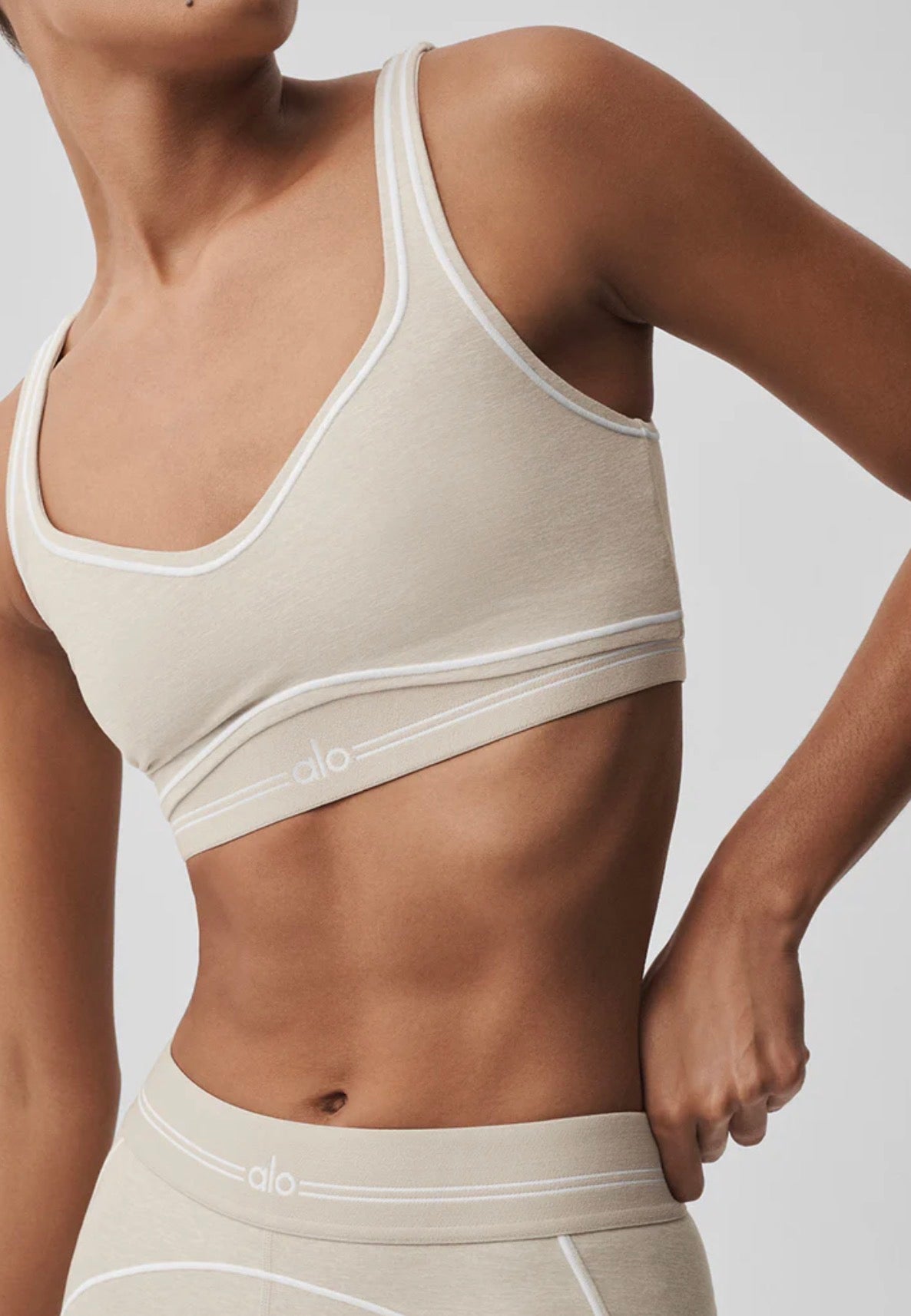 Conjunto Alo yoga líneas hueso