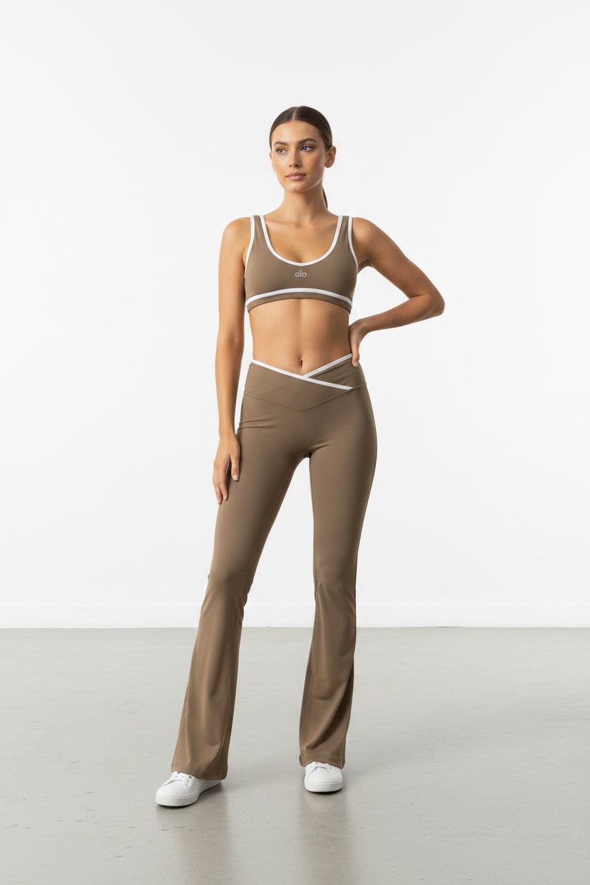Conjunto Alo yoga acampanado café