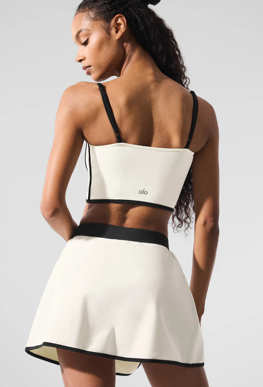 Conjunto Alo yoga falda beige