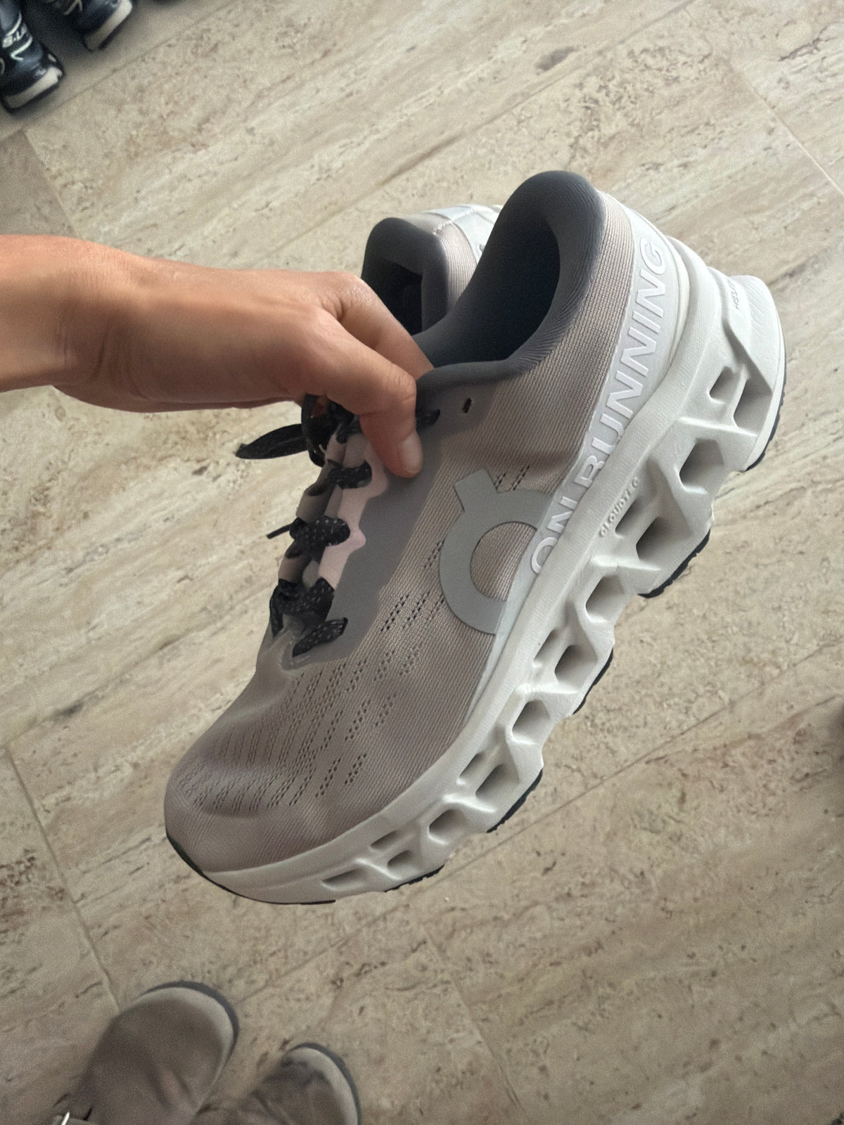Tenis on Cloud on running gris