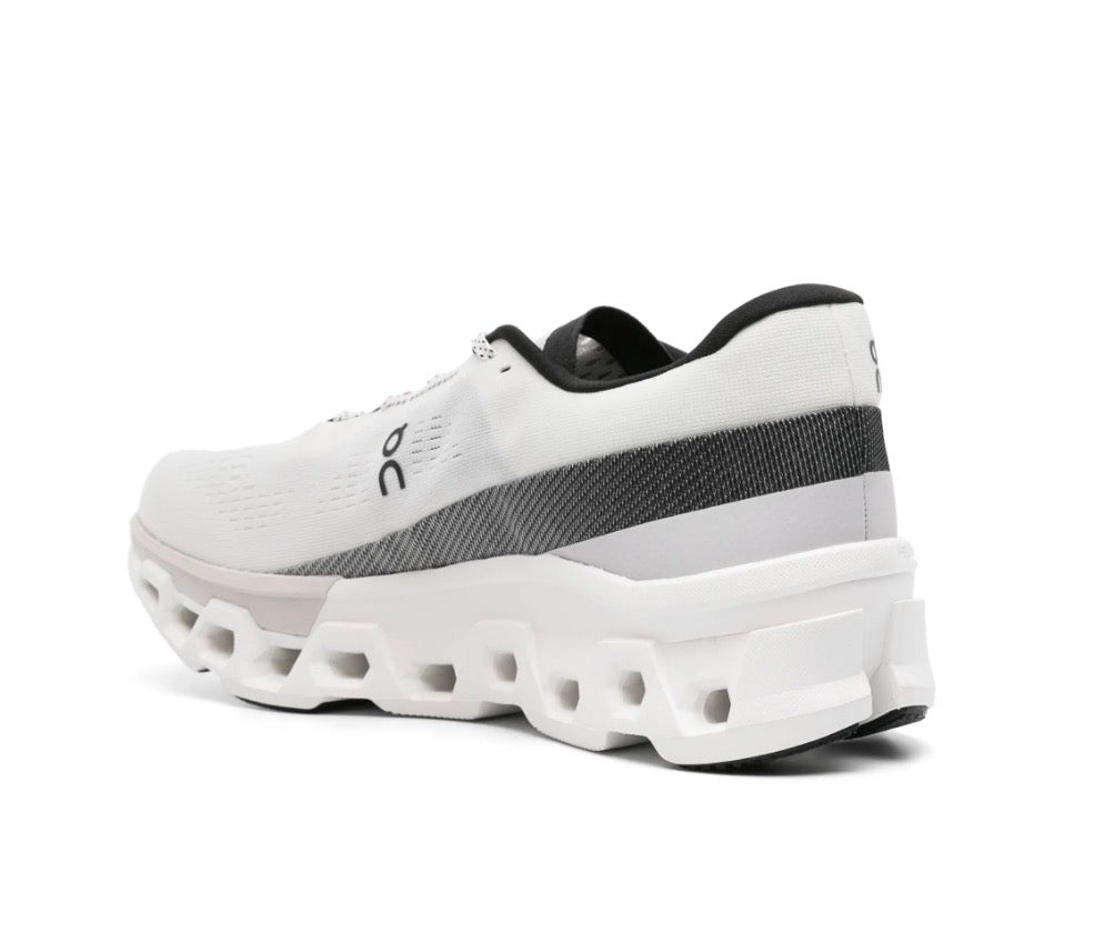 On Cloud On running blanco