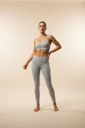 Conjunto Alo yoga gris rayas blancas