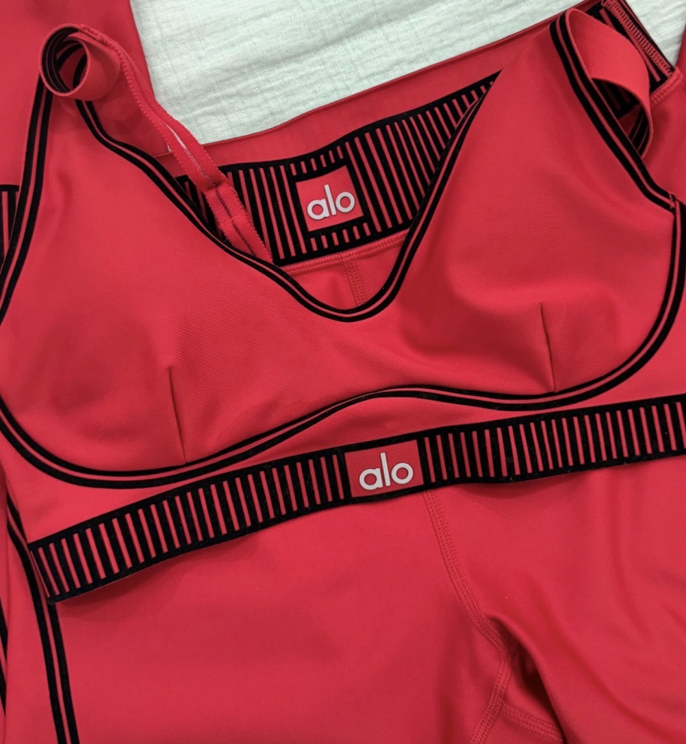 Conjunto Alo yoga terciopelo rojo