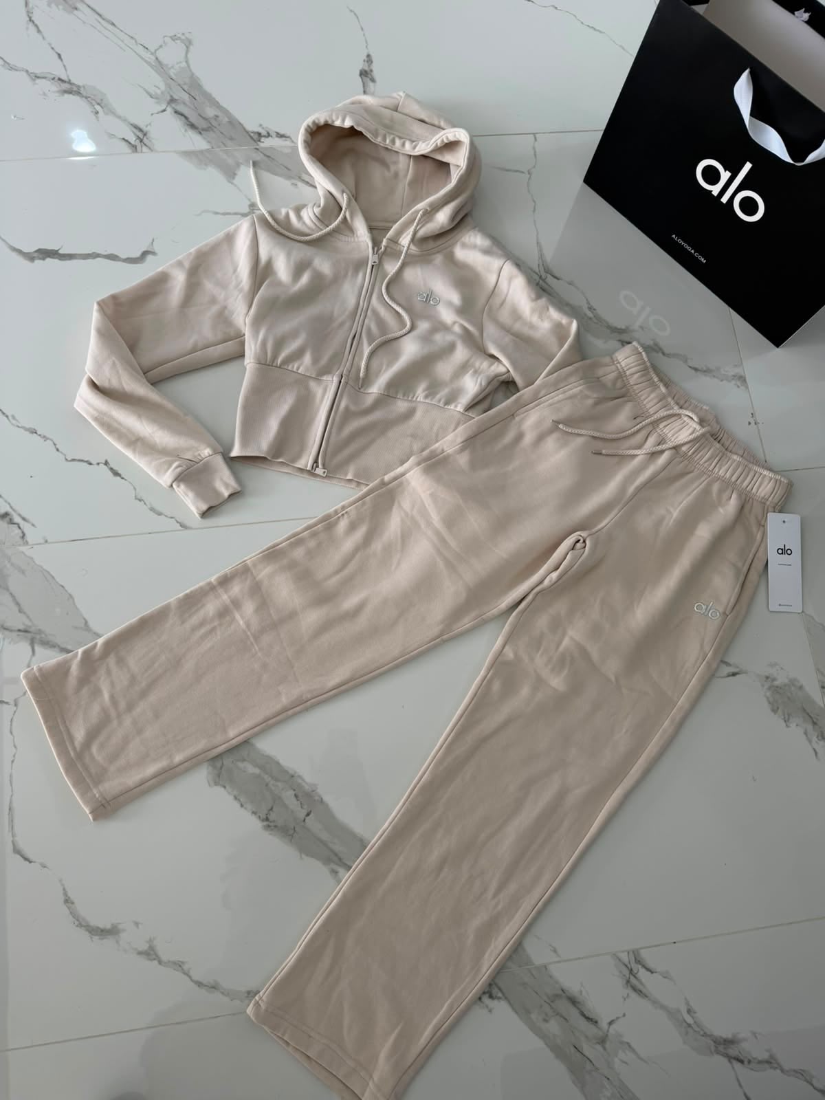 Conjunto Alo yoga beige