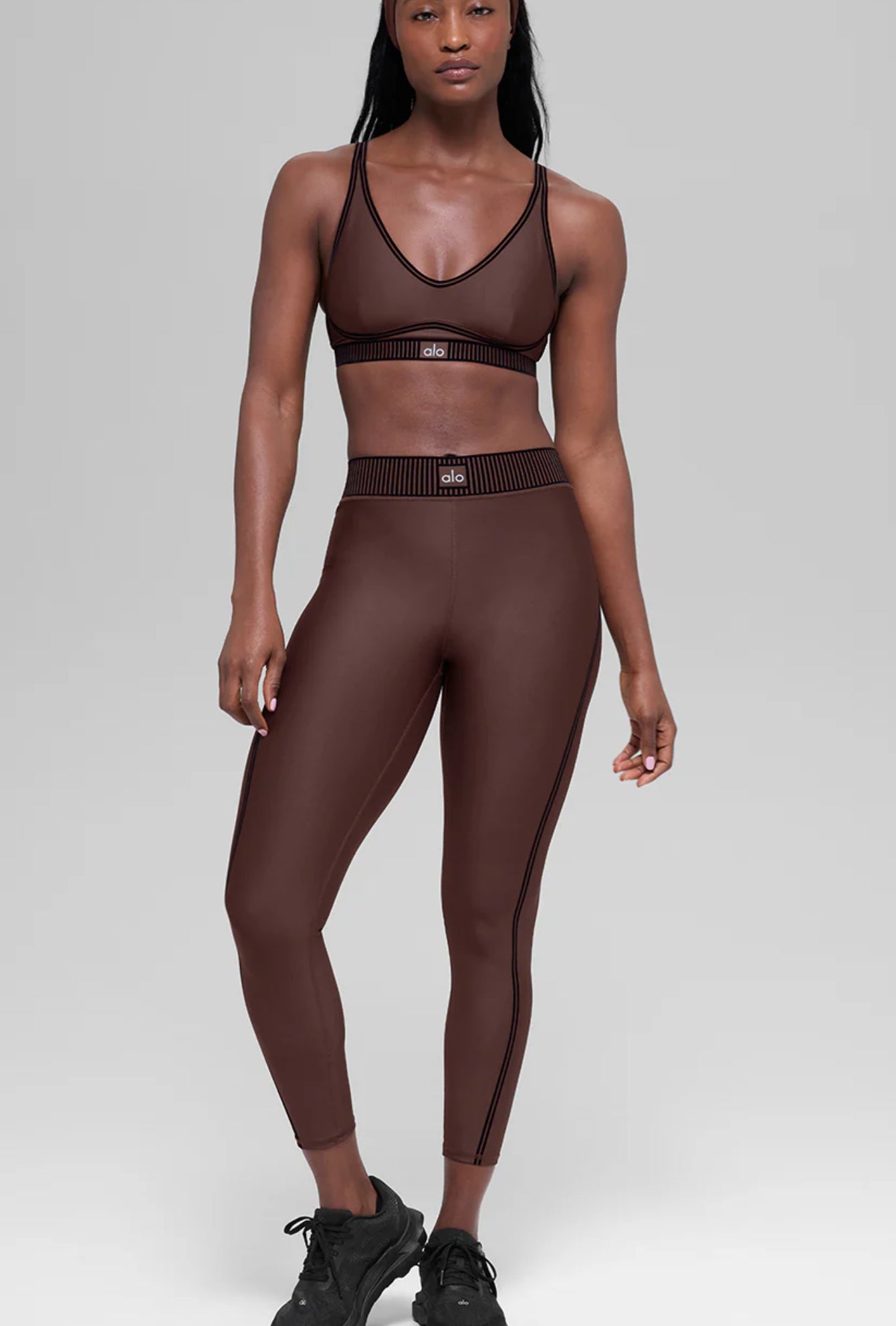 Conjunto Alo yoga terciopelo café