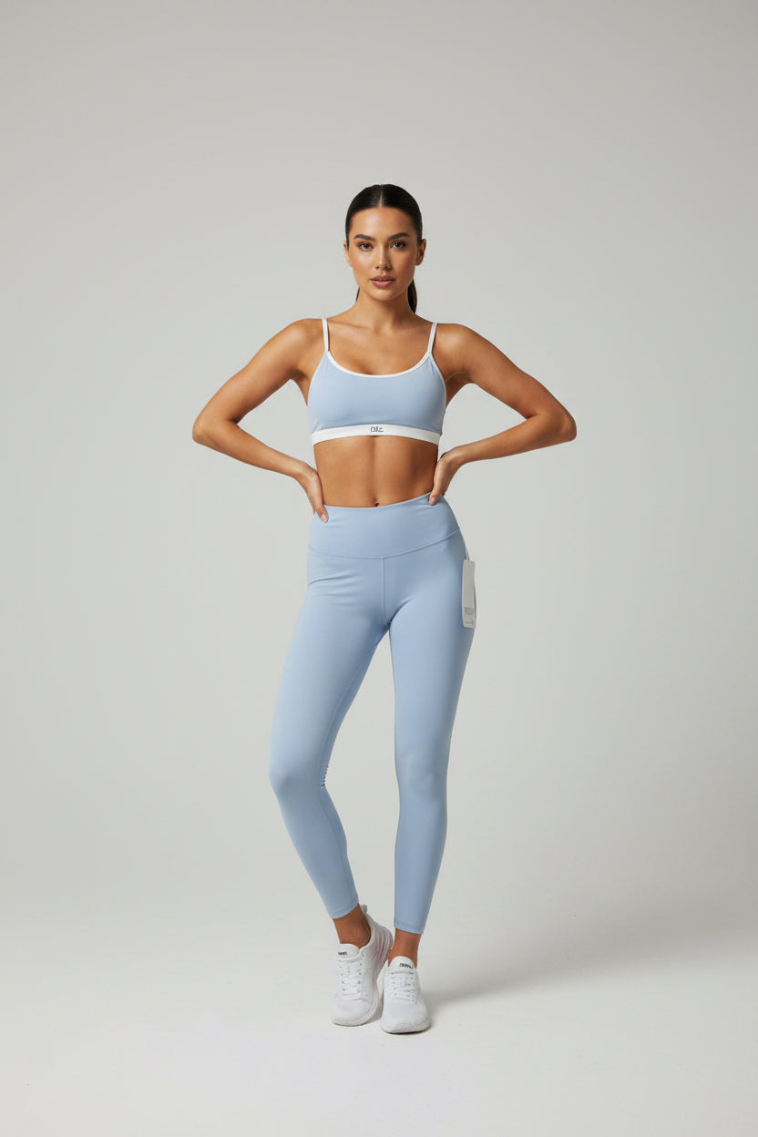 Conjunto Alo yoga azul cielo con blanco
