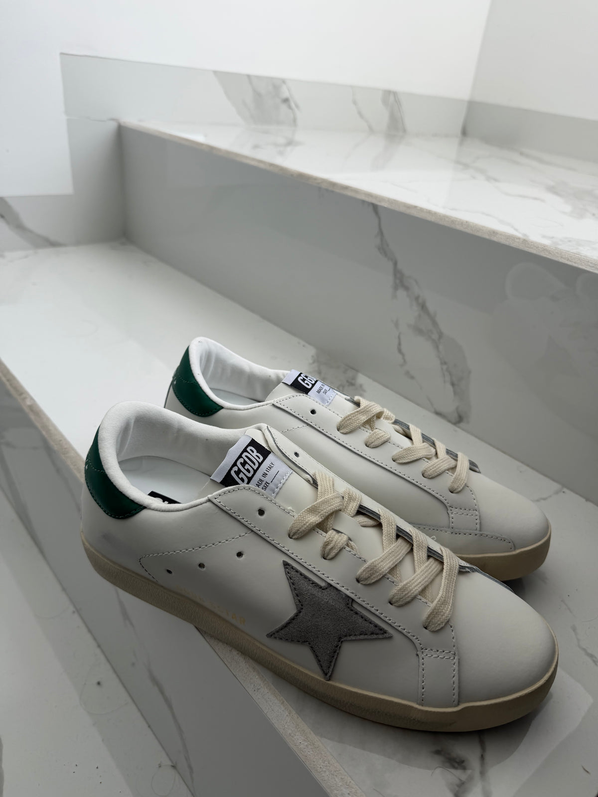 Tenis Golden goose estrella gris talón verde