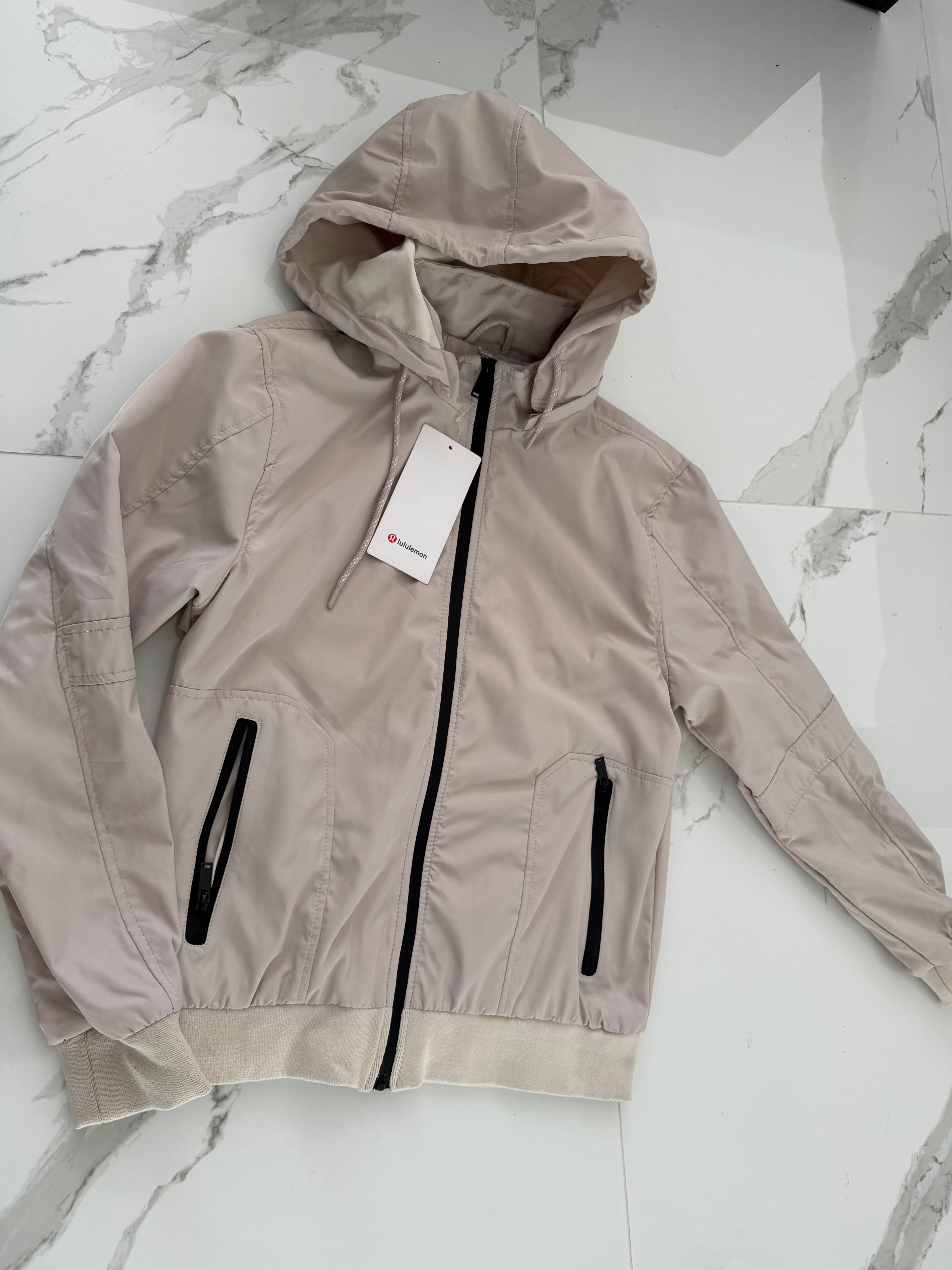 Chamarra Lululemon beige