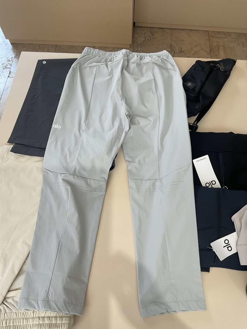 Pants Alo yoga gris caballero
