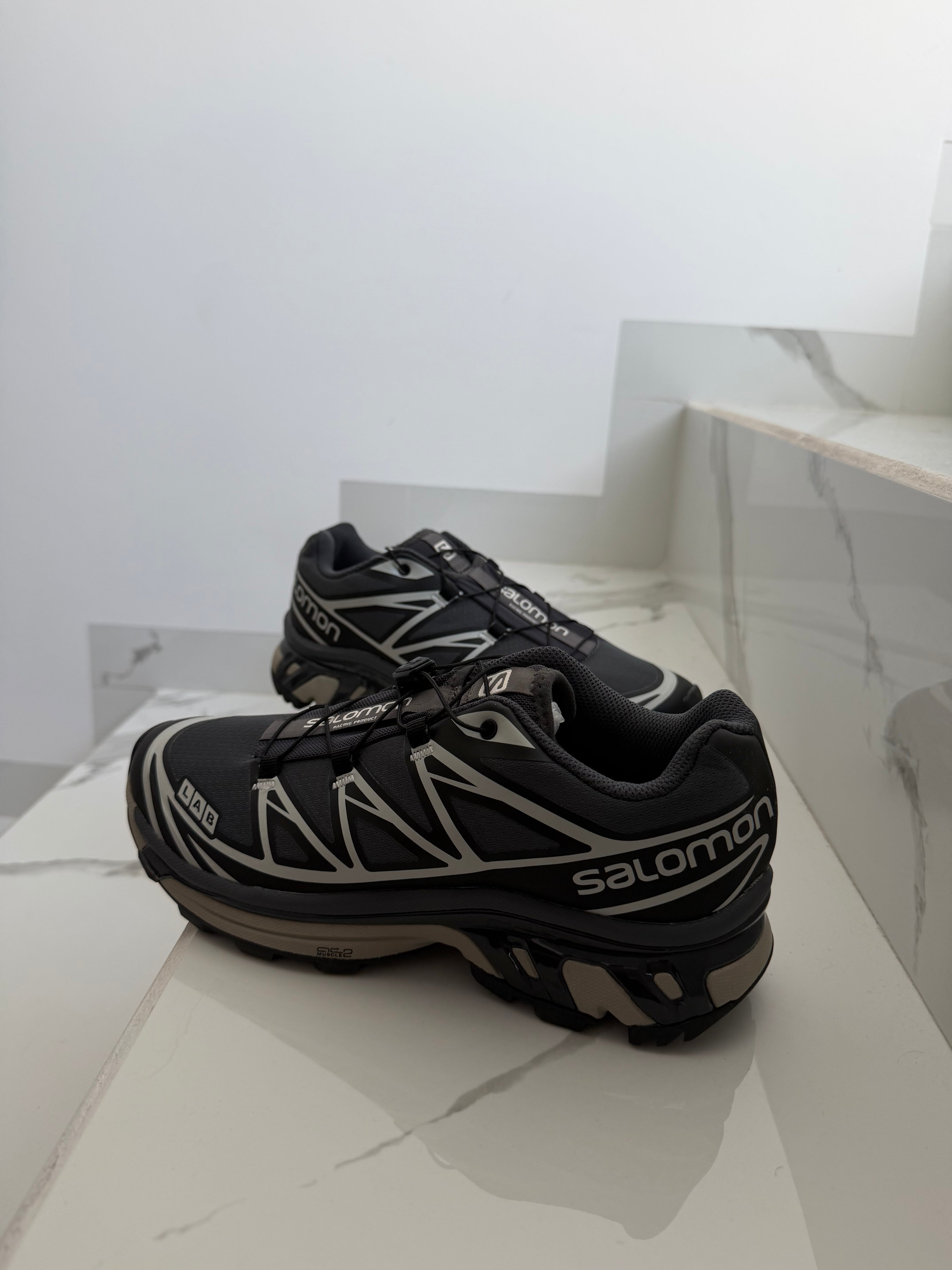Tenis salomon negro con gris