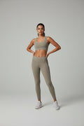 Conjunto Alo yoga café líneas blancas