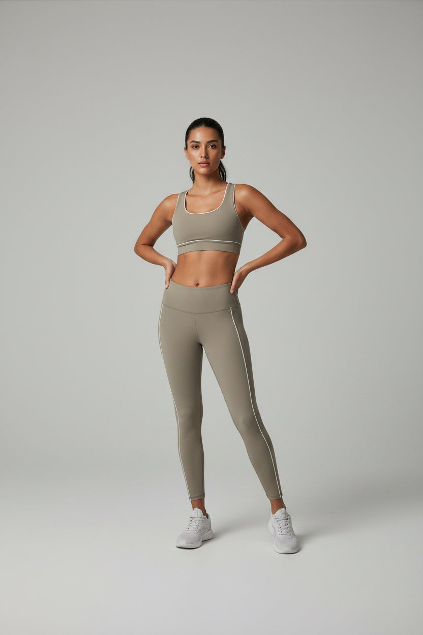 Conjunto Alo yoga café líneas blancas