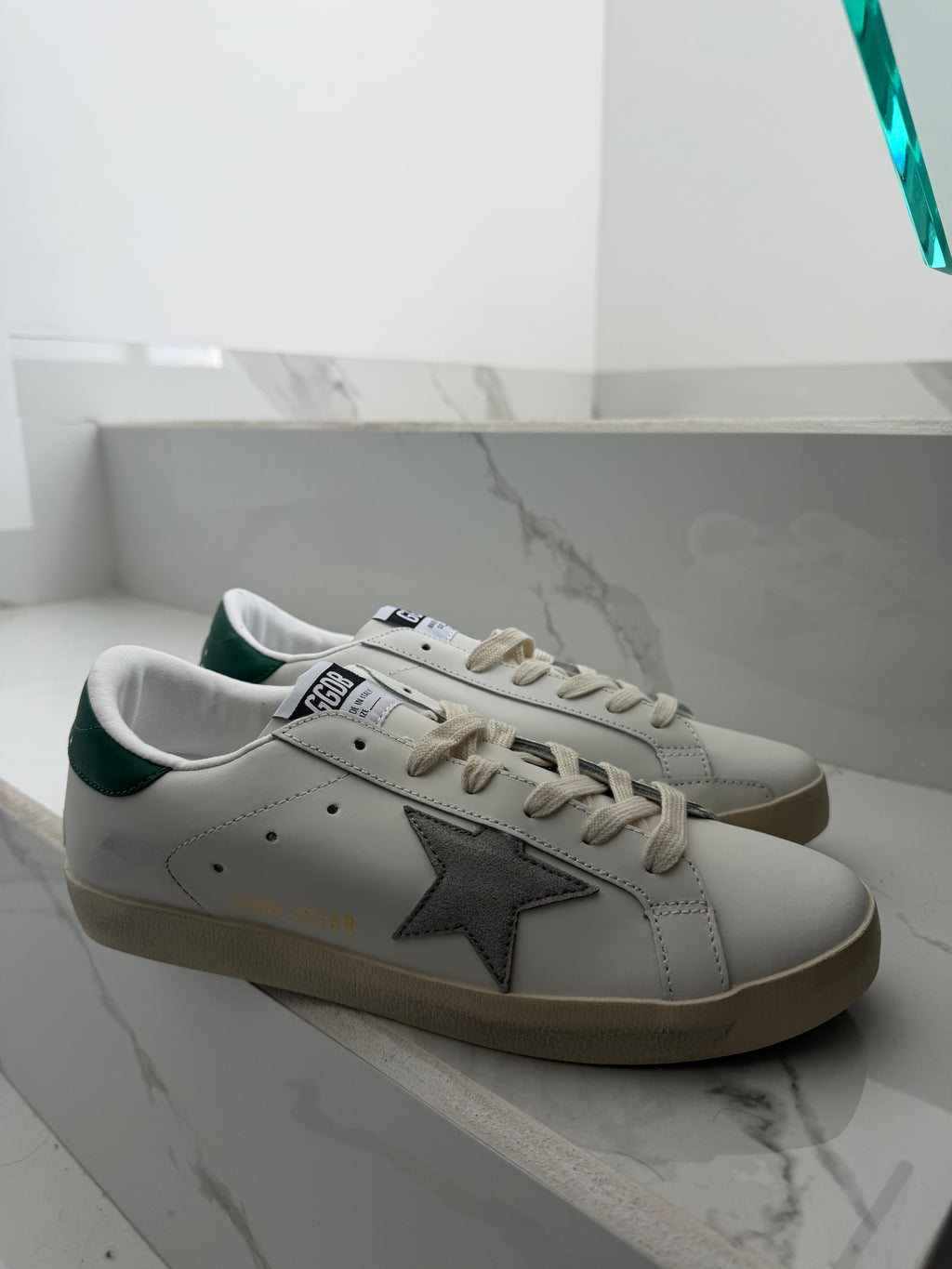 Tenis Golden goose estrella gris talón verde