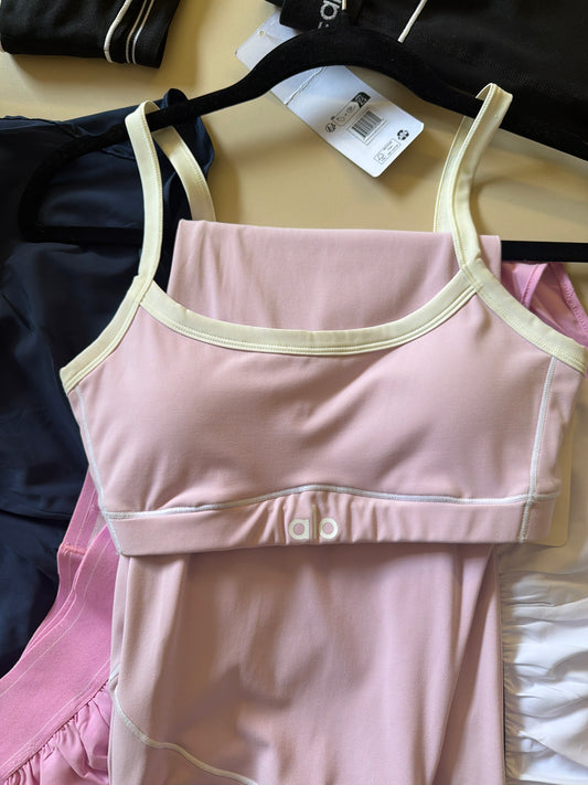 Conjunto Alo yoga acampanado rosa