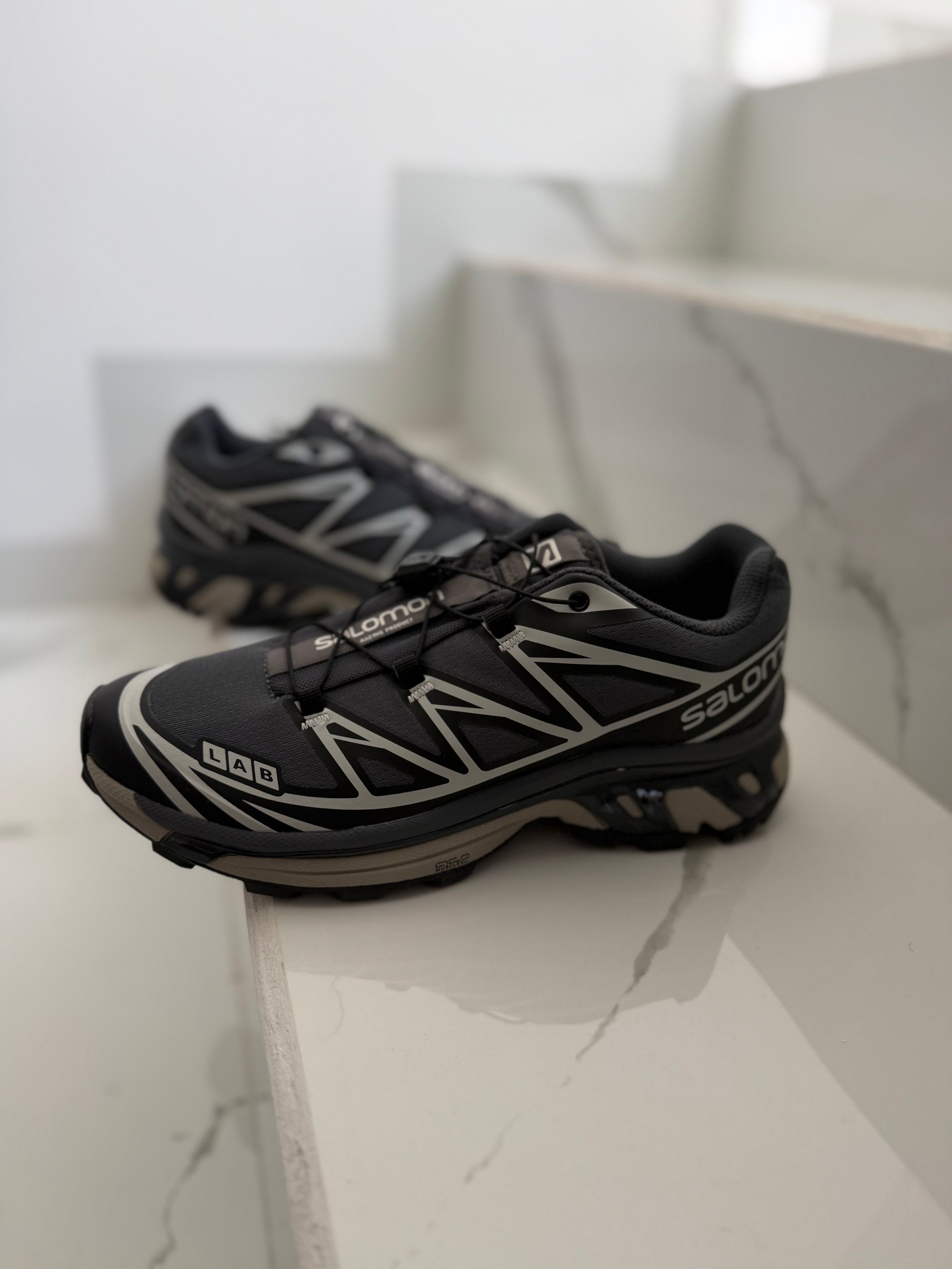 Tenis salomon negro con gris