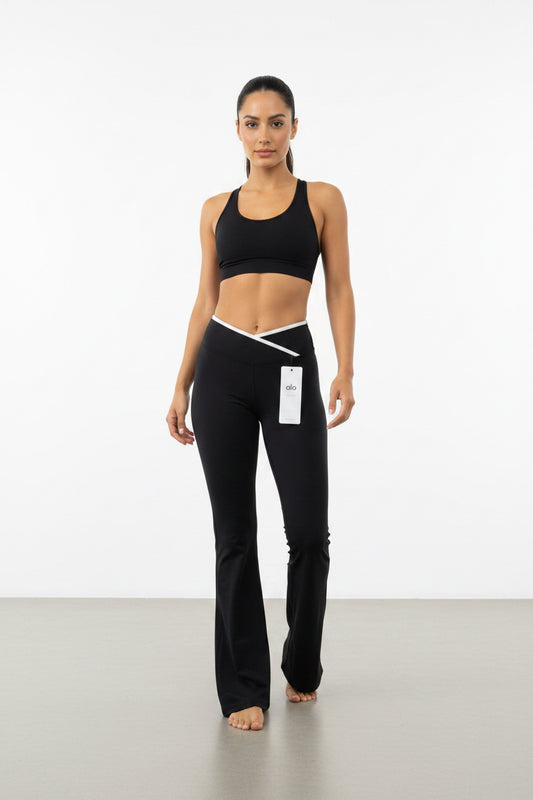 Leggin acampanado Alo yoga corte V negro l��neas bla