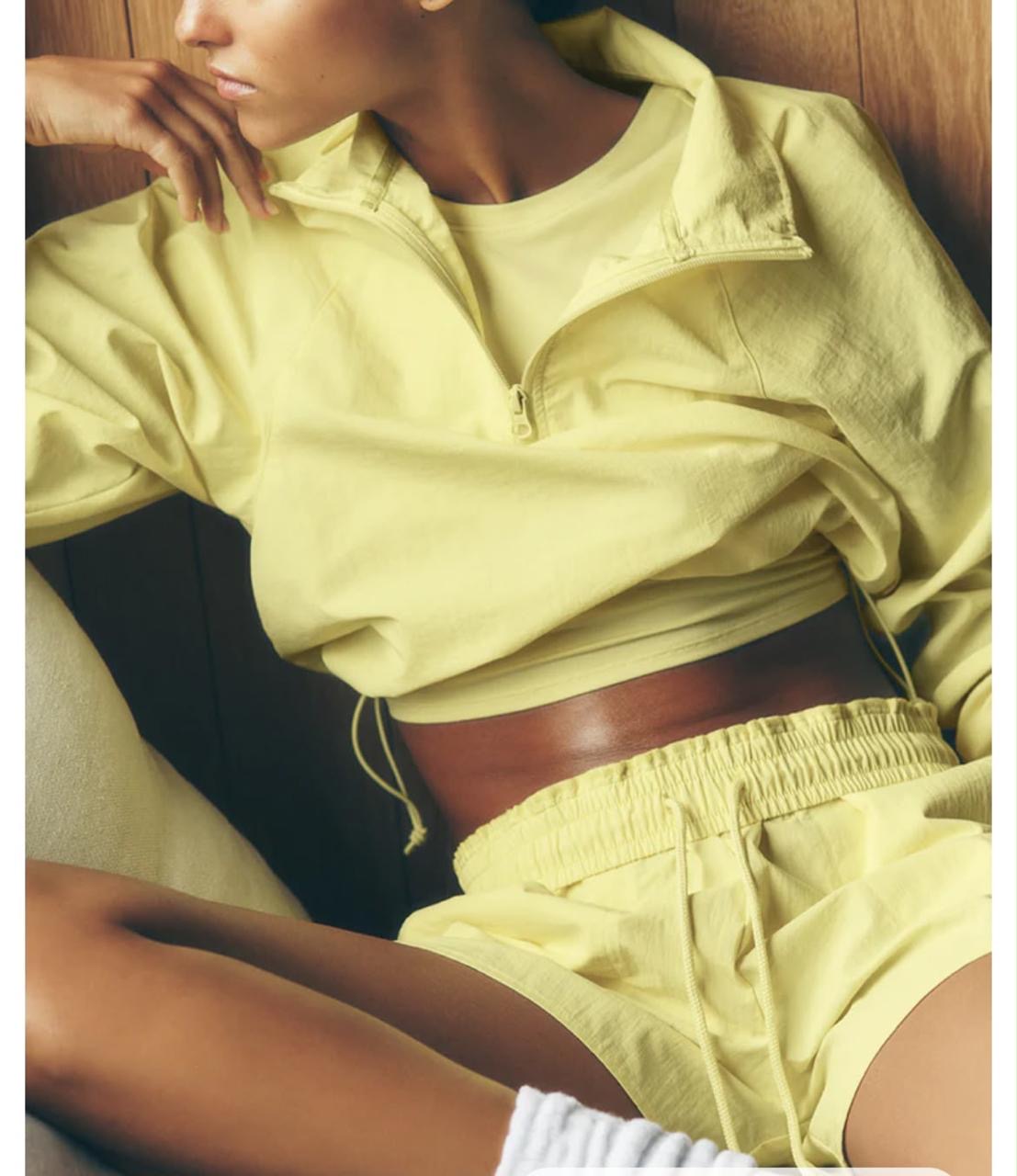 Conjunto Alo yoga rompe vientos amarillo