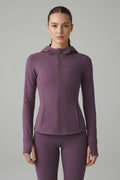 Define jacket Lululemon con gorro morada