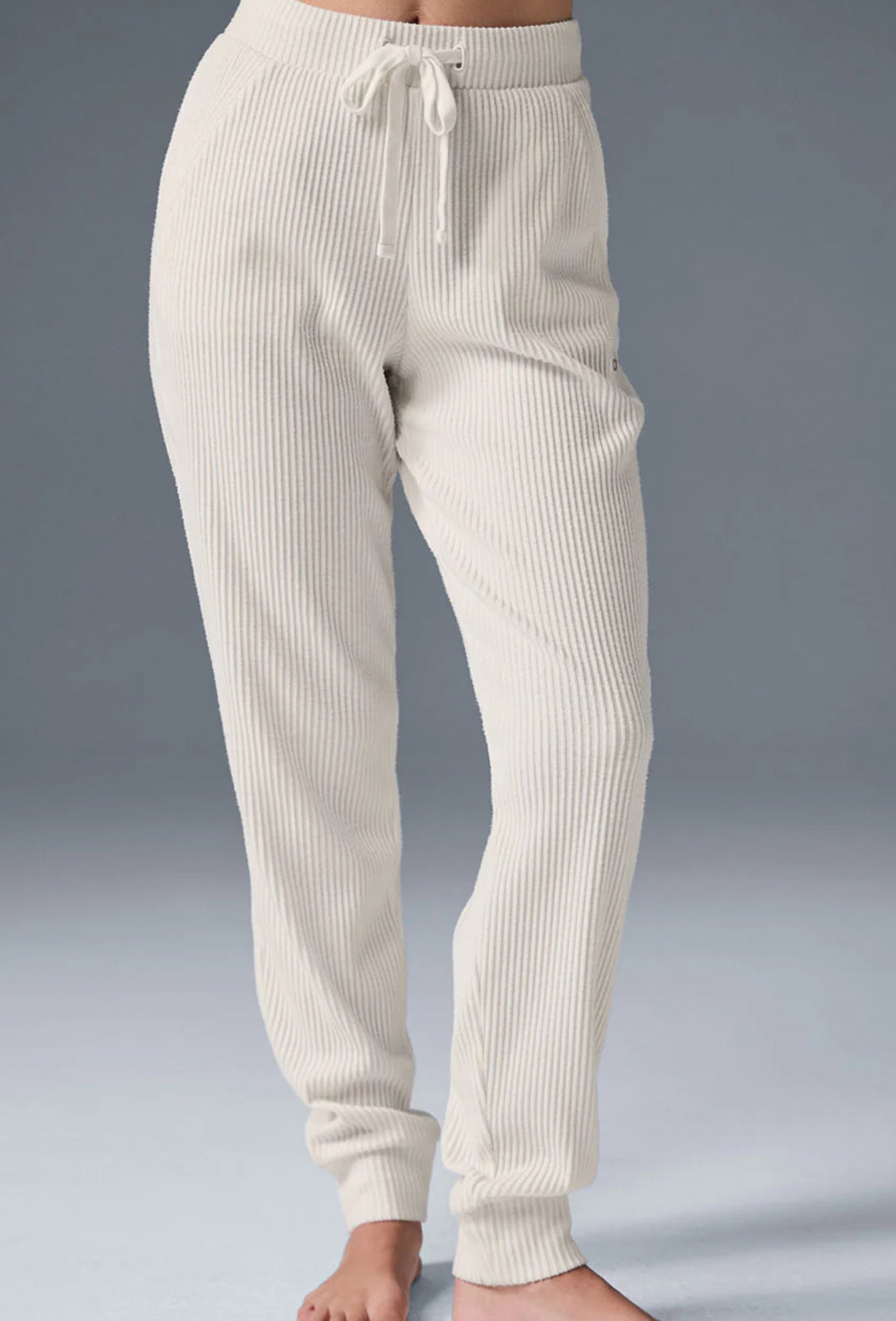 Conjunto Alo yoga pants y suéter rayas beige