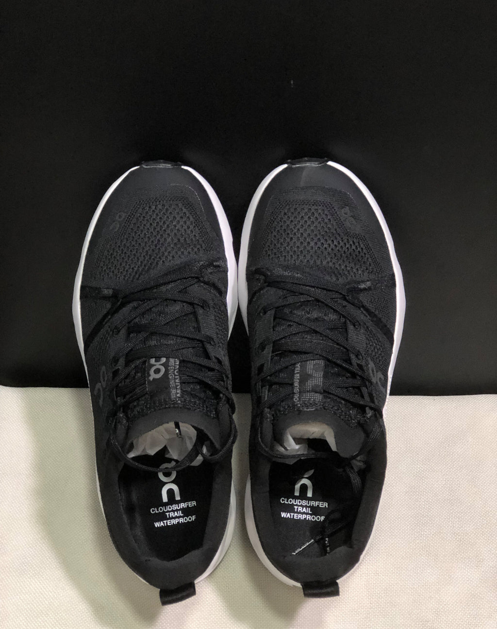 Tenis on Cloud Trail negro suela blanca