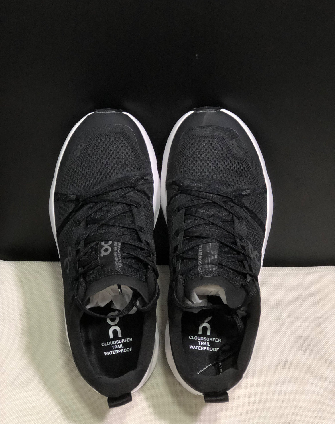 Tenis on Cloud Trail negro suela blanca