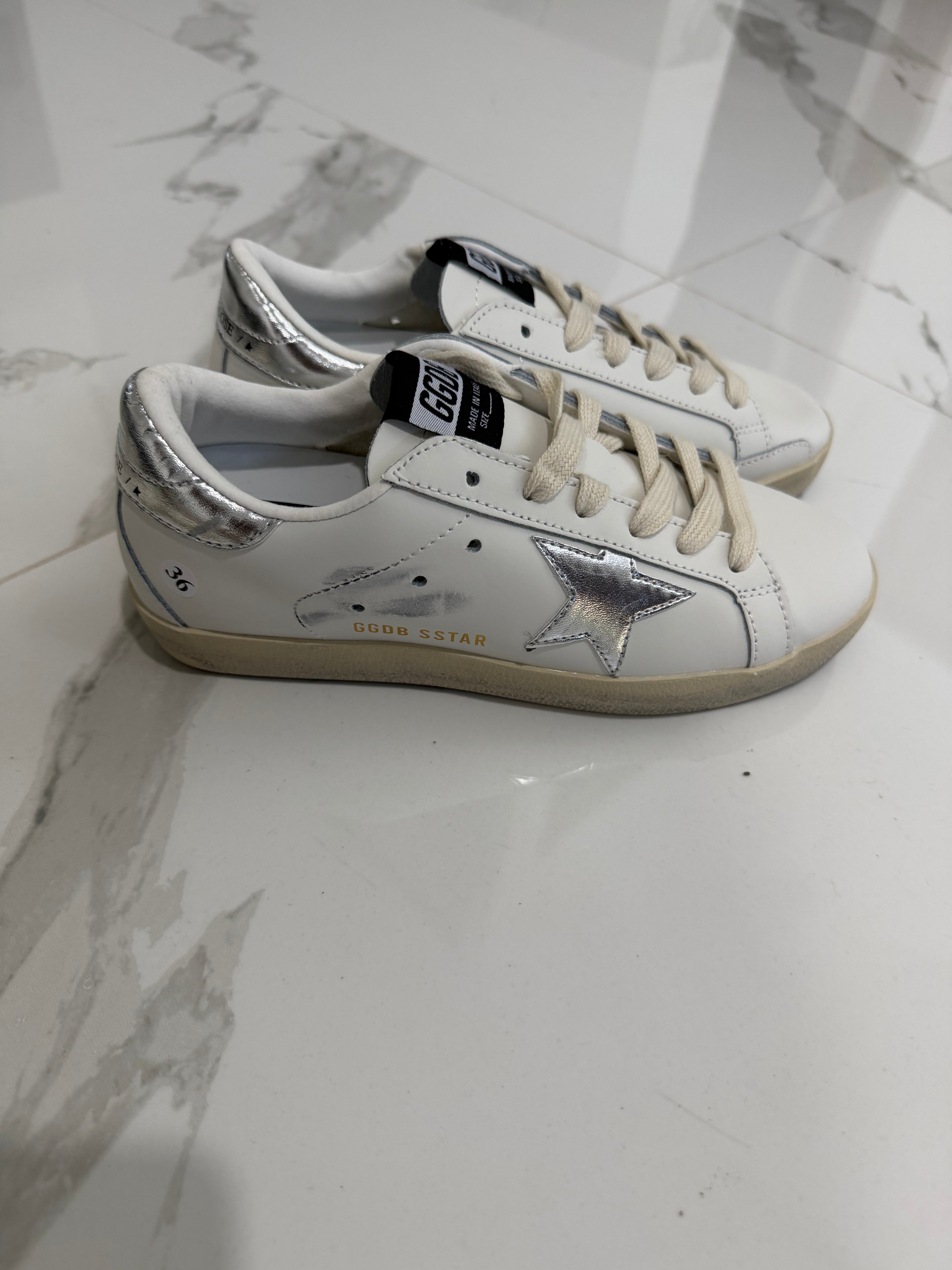 Golden Goose estrella plateada talón