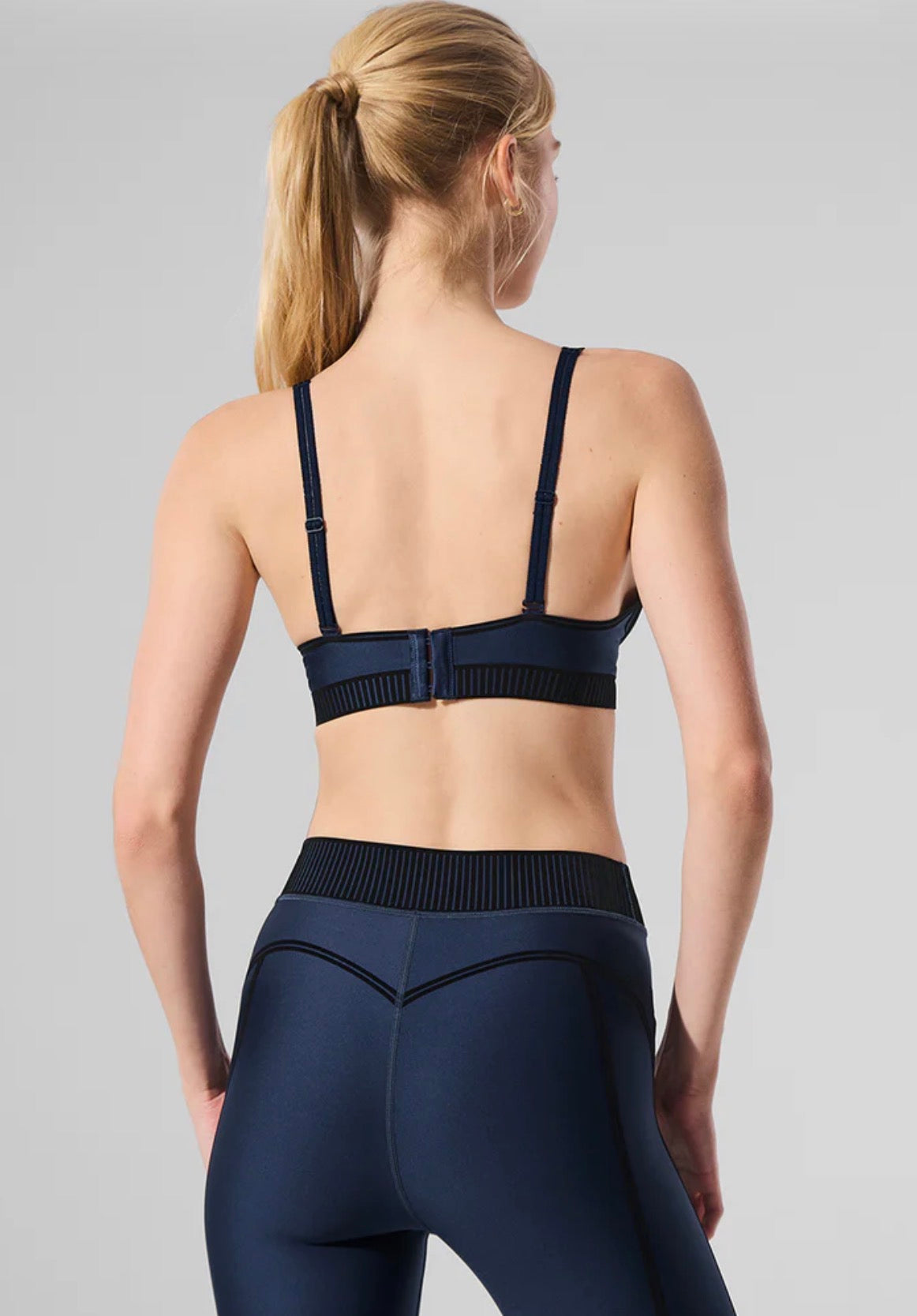 Conjunto Alo yoga terciopelo azul
