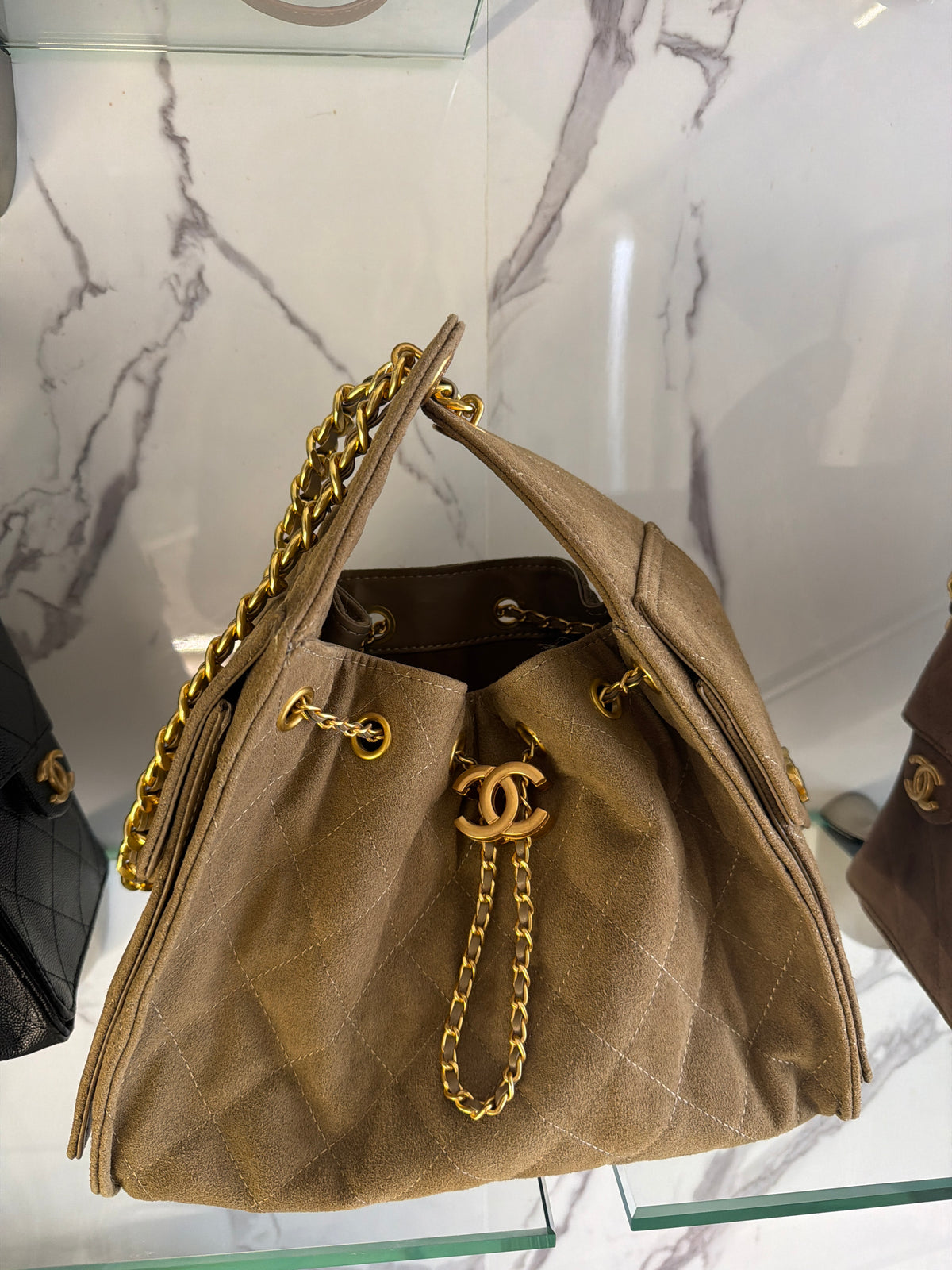 Bolsa Chanel cafe