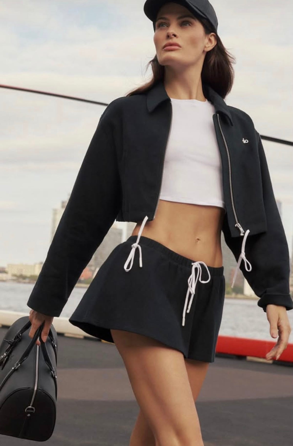 Conjunto Alo yoga falda y suéter