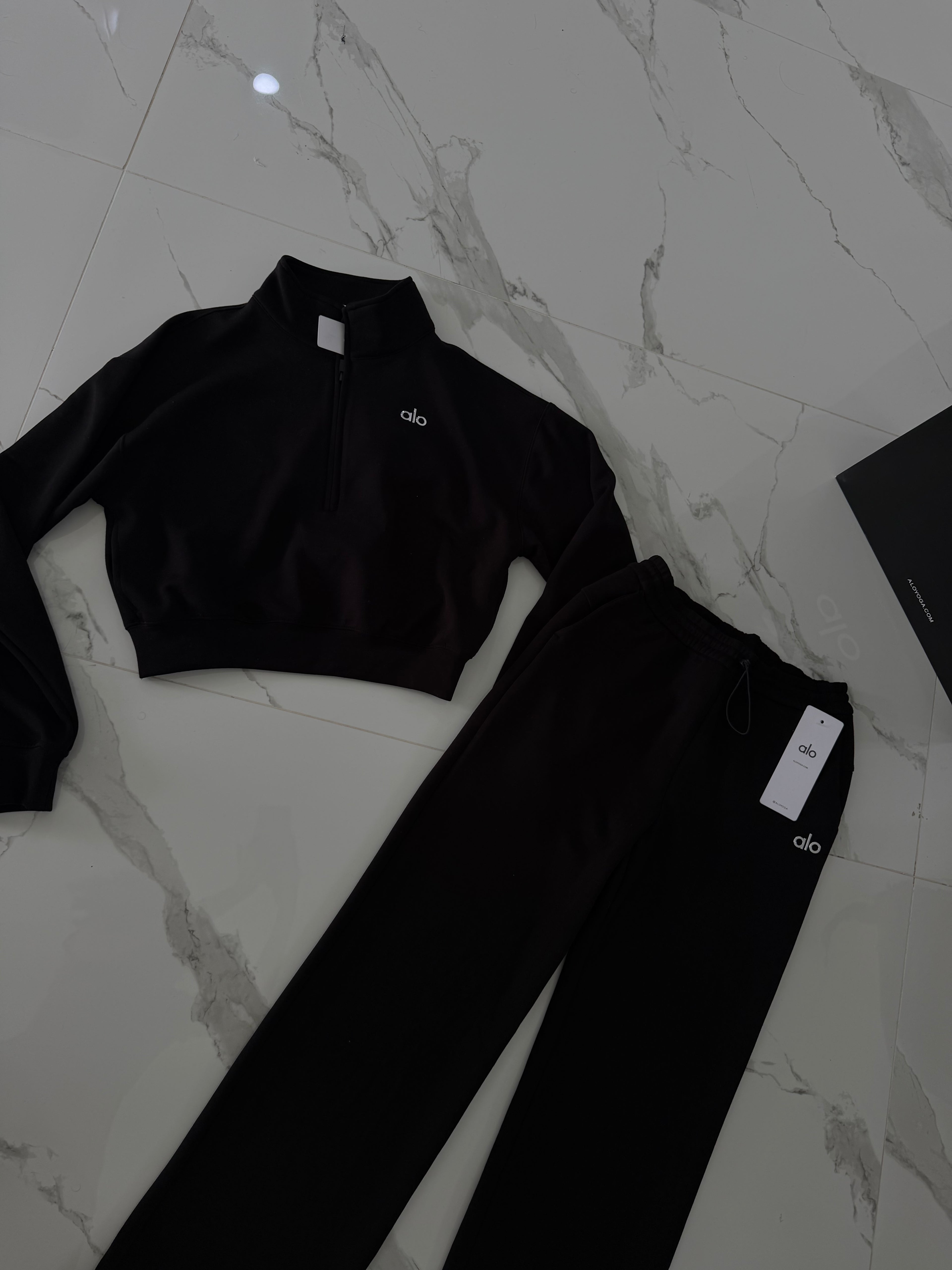 Conjunto alo yoga negro pants y sudadera